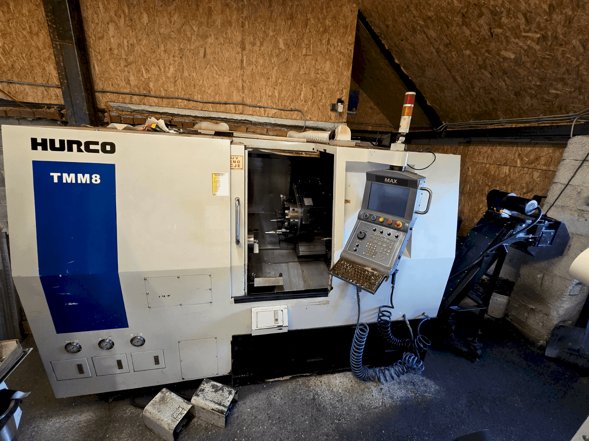 Frontansicht der Hurco TMM8 Maschine