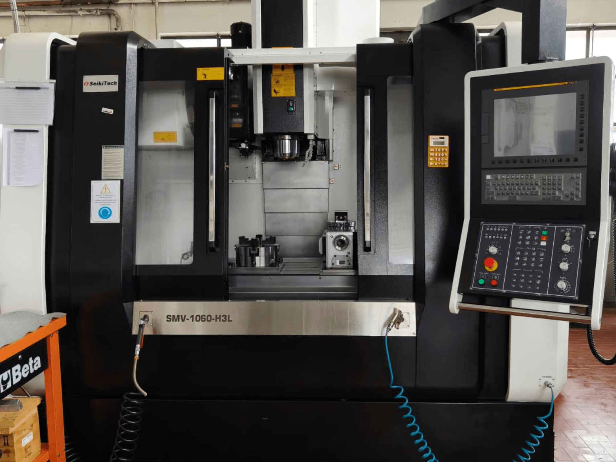 Finetech SMV 1060 H3L Vertikal-Bearbeitungszentrum, Vorderansicht mit Bedienelementen, Spindel und Teilen im Bearbeitungsbereich.