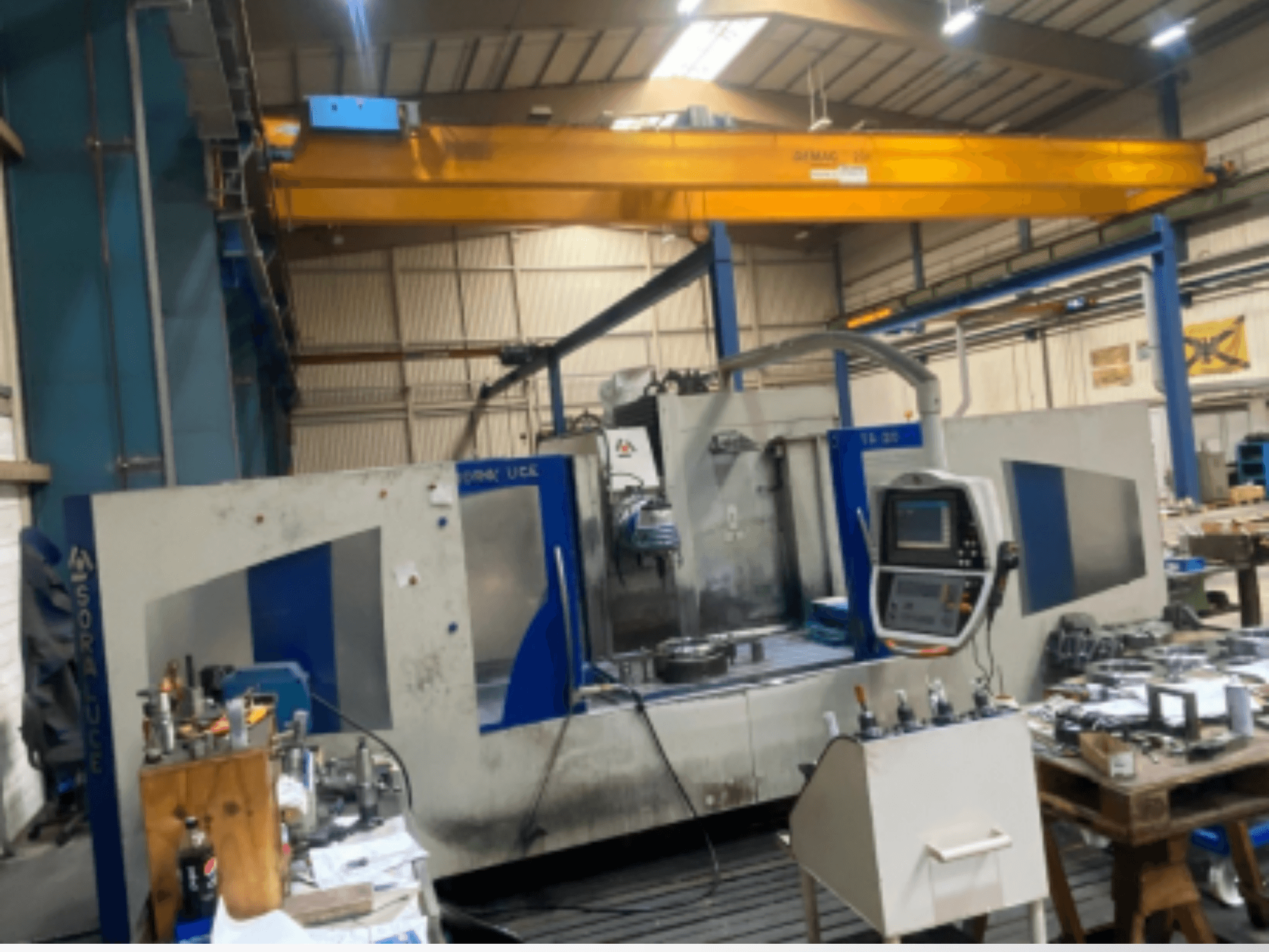 Soraluce TA-20 Bettfräsmaschine in einer Werkstatt, mit Bedienpult und umliegenden Werkzeugen, aus der Seitenansicht.