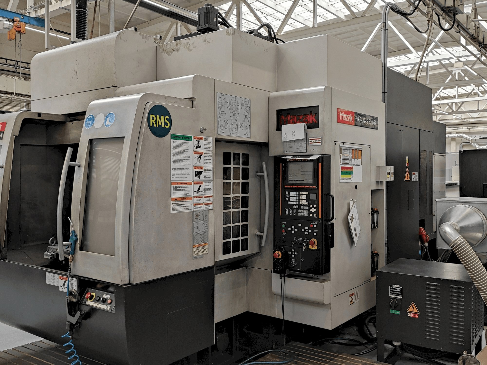 Frontansicht der Mazak Variaxis 630-5X Maschine
