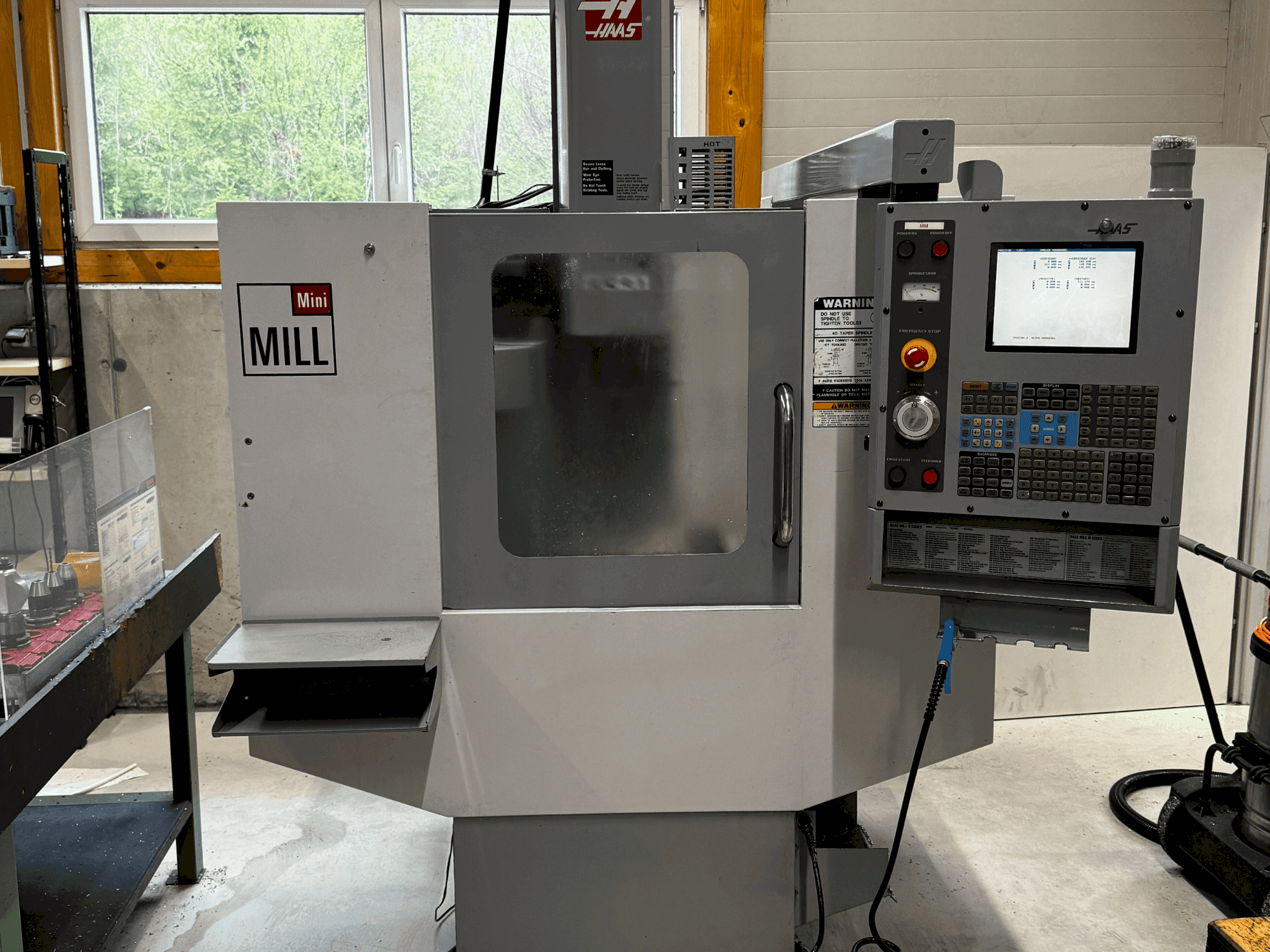 Frontansicht der HAAS Mini-Mill HE Maschine