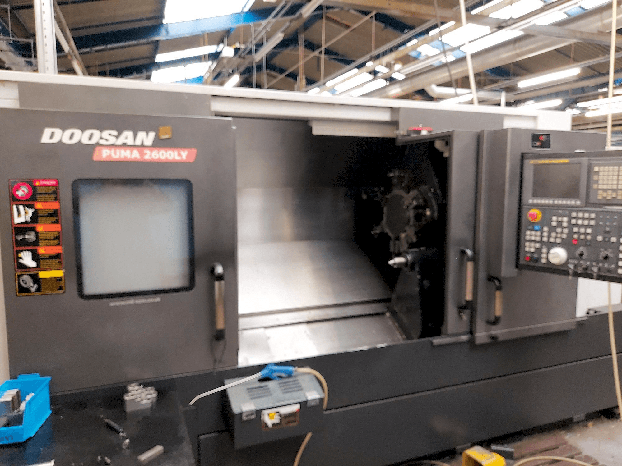 Frontansicht der Doosan Puma 2600LY Maschine
