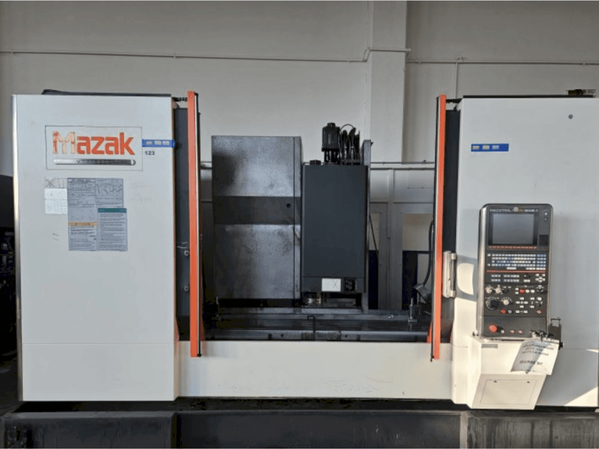 Frontansicht der Mazak VTC-530C Maschine