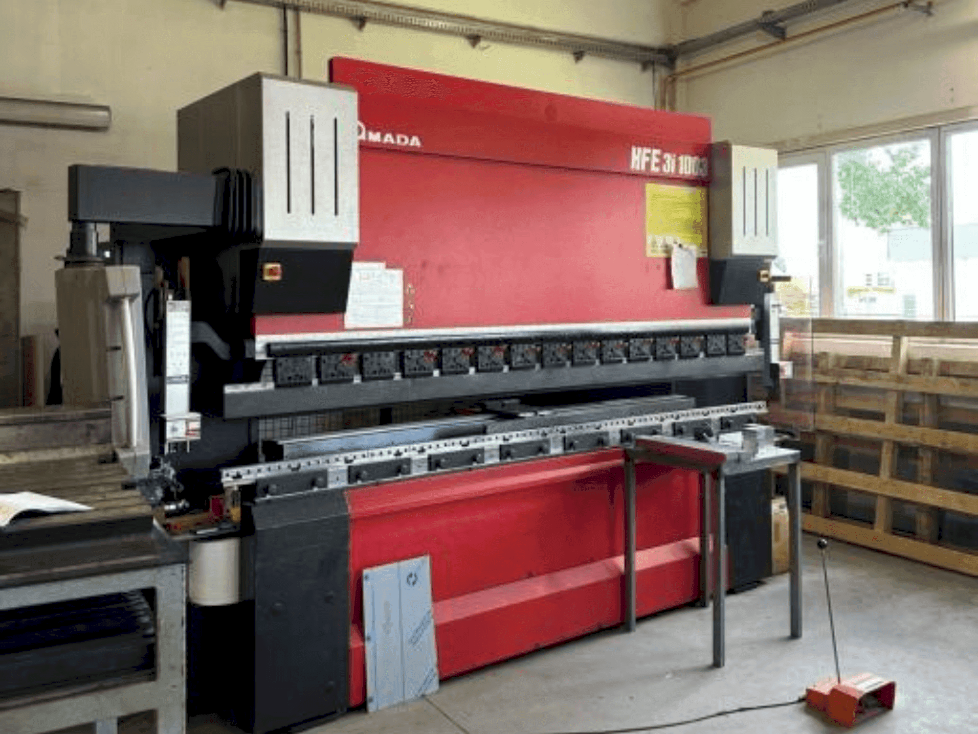 Frontansicht der AMADA HFE 3i 1003 Maschine