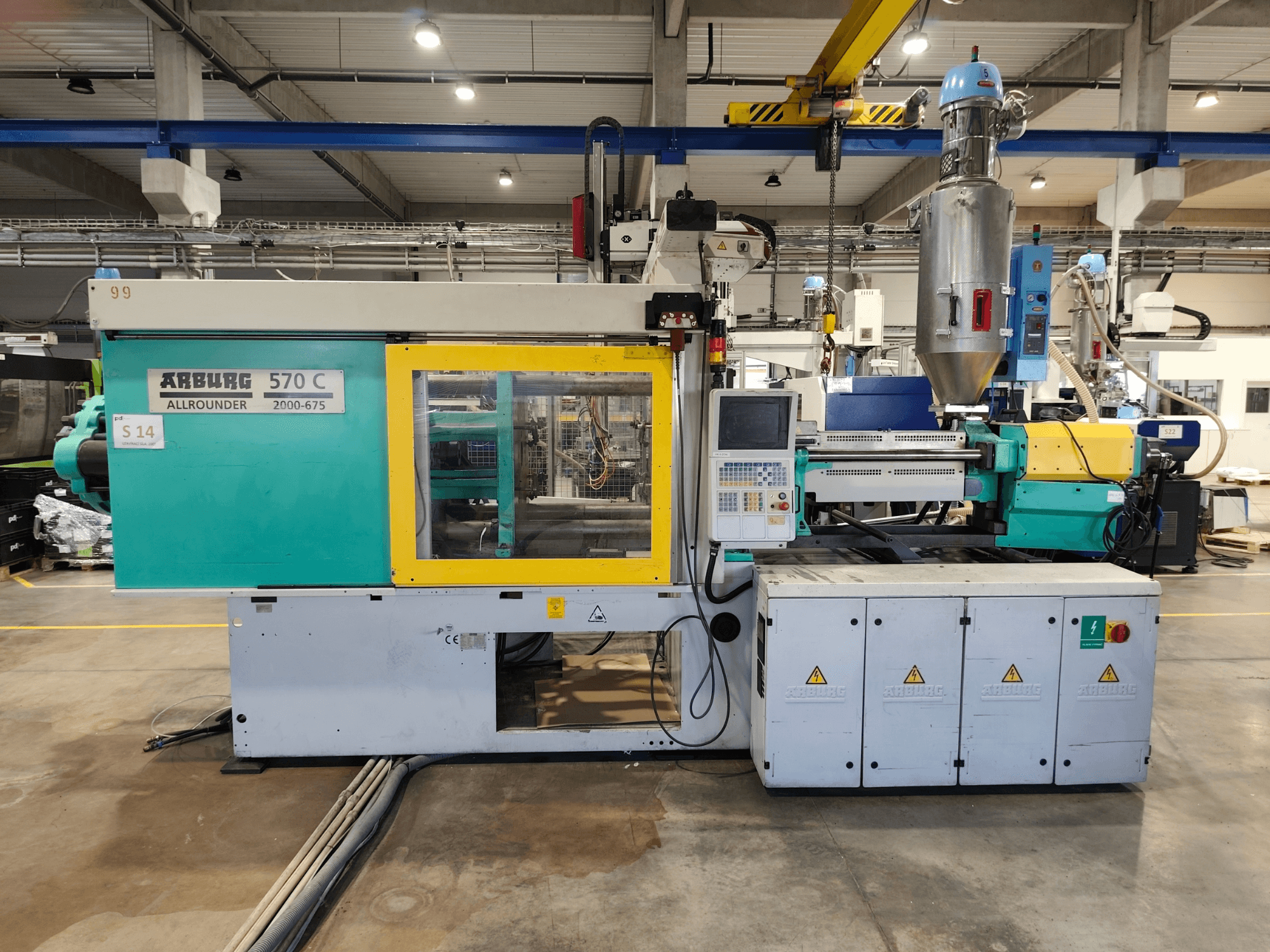Hydraulische Spritzgießmaschine Arburg Allrounder 570 C 2000-675, Vorderansicht, mit Bedienfeld und Materialtrichter.
