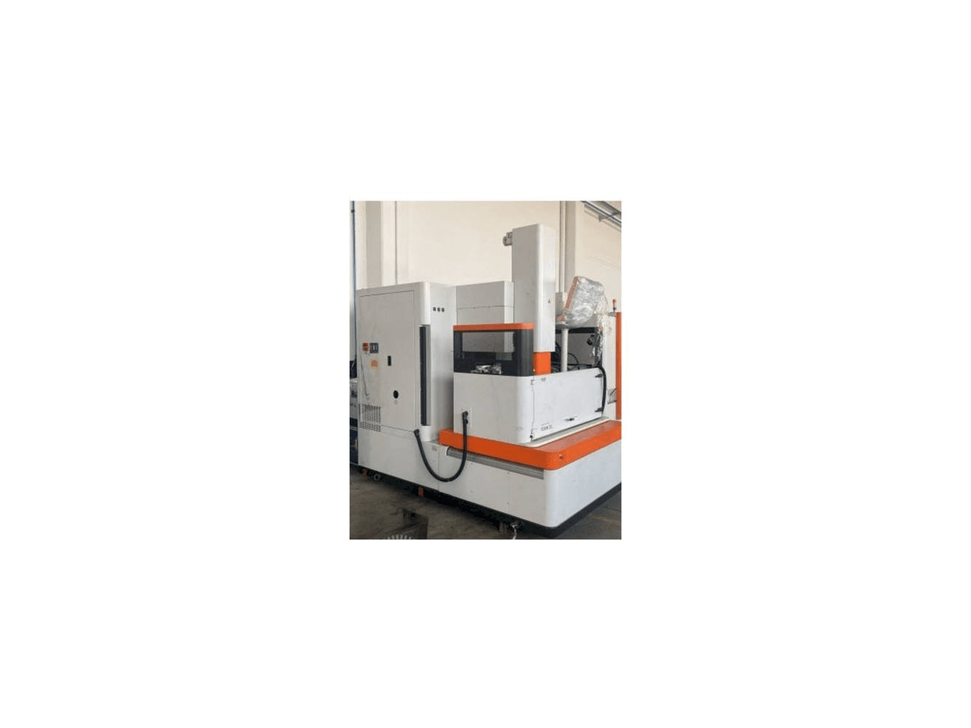 Frontansicht der AgieCharmilles FORM 30 Maschine