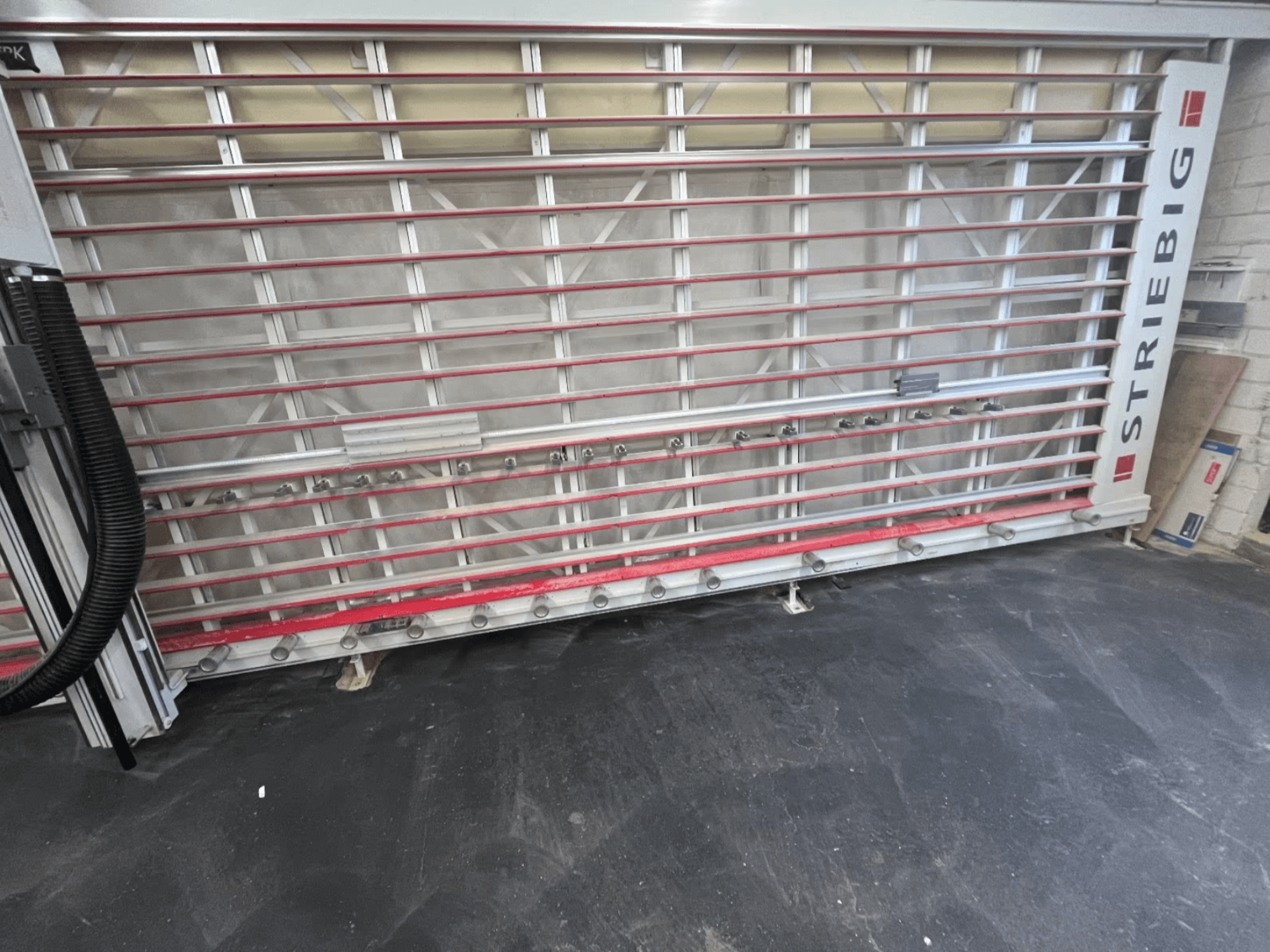 STRIEBIG Standart II TKR 6220A Plattensäge in der Frontansicht; Metallrahmen mit roten Schienen und Schneidkomponenten.