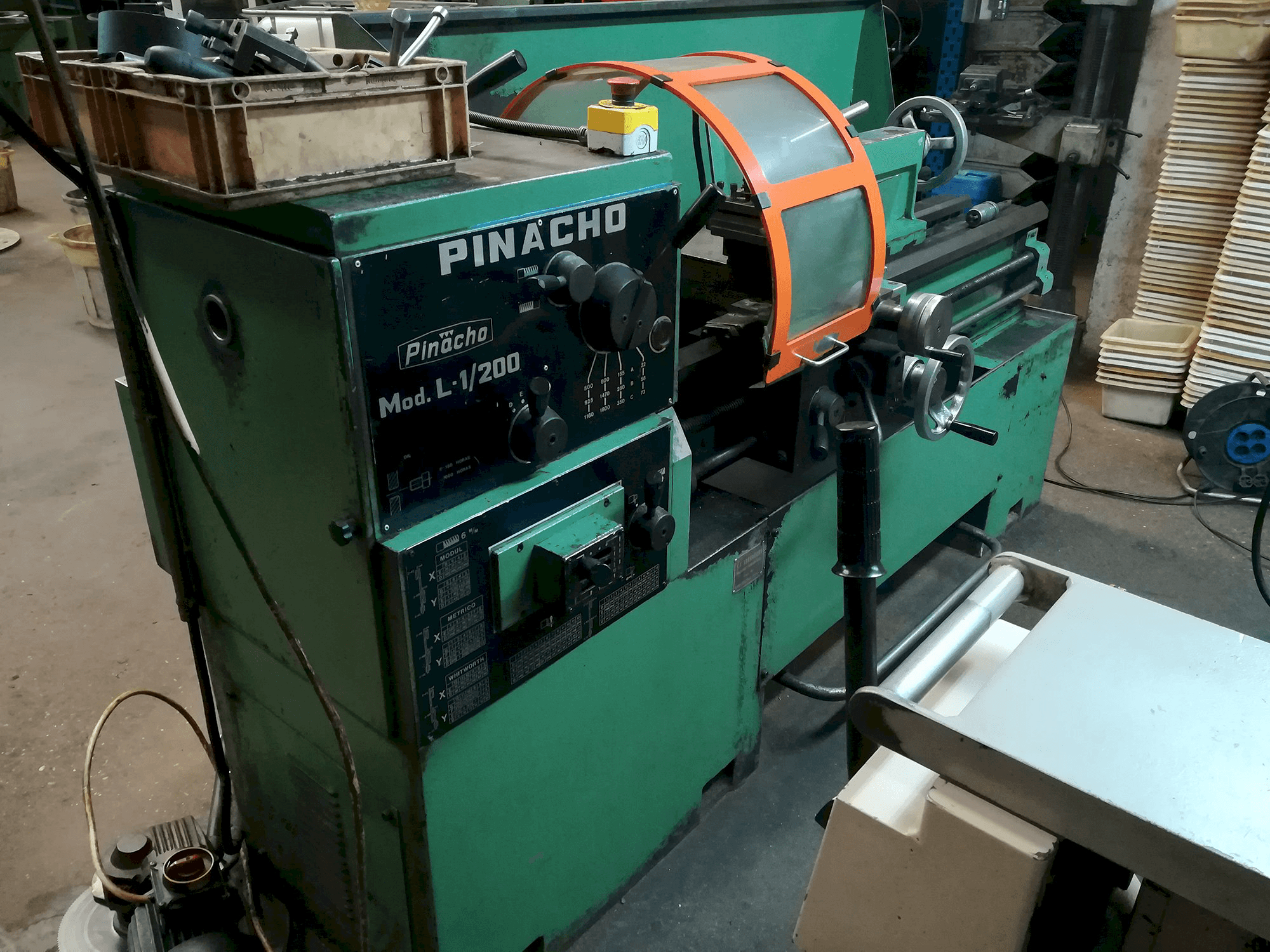 Linke Ansicht der Pinacho L-1/200 Maschine