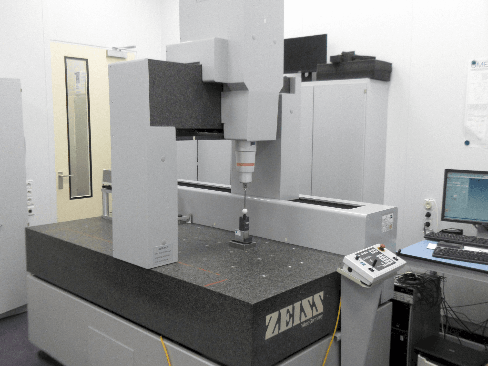 Frontansicht der ZEISS UC 850 Maschine