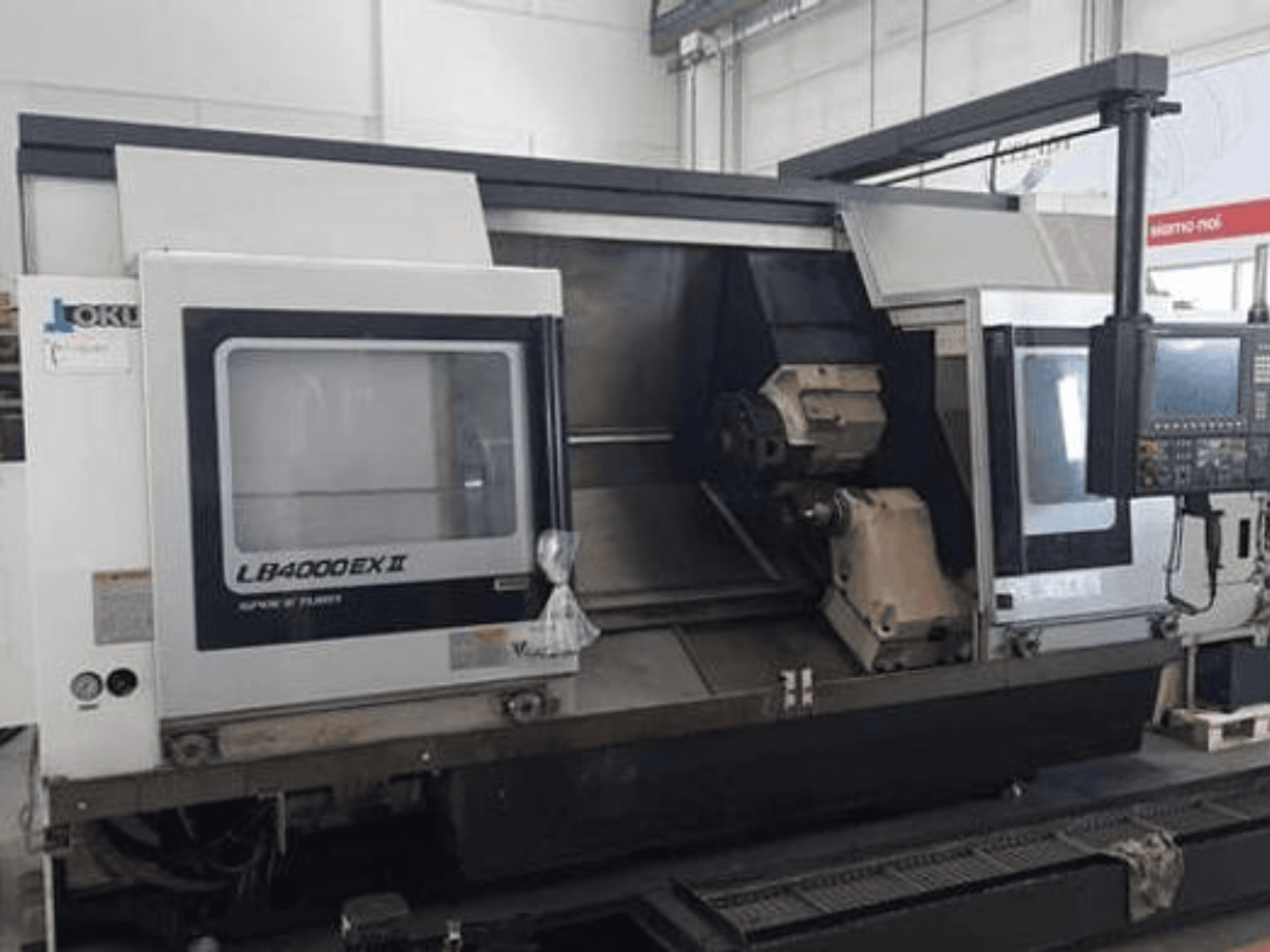LATHES LB4000EX II von JOKI, Frontansicht mit Bedienfeld, Spindel und Arbeitsbereich für die Präzisionsbearbeitung.