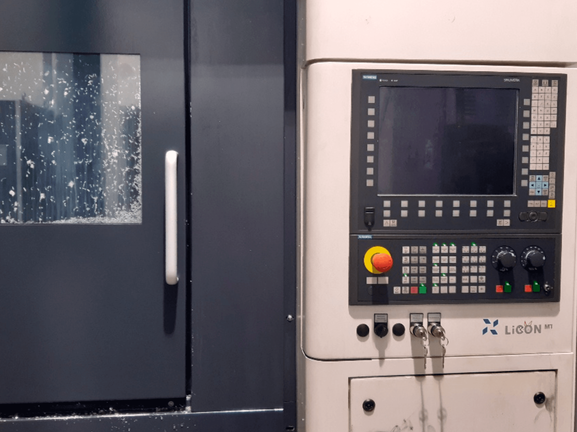 LICON LiFLEX II 766 i3 DT B22 – Bedienfeld einer Horizontal-Drehmaschine, Vorderansicht mit Bildschirm und Bedienelementen.