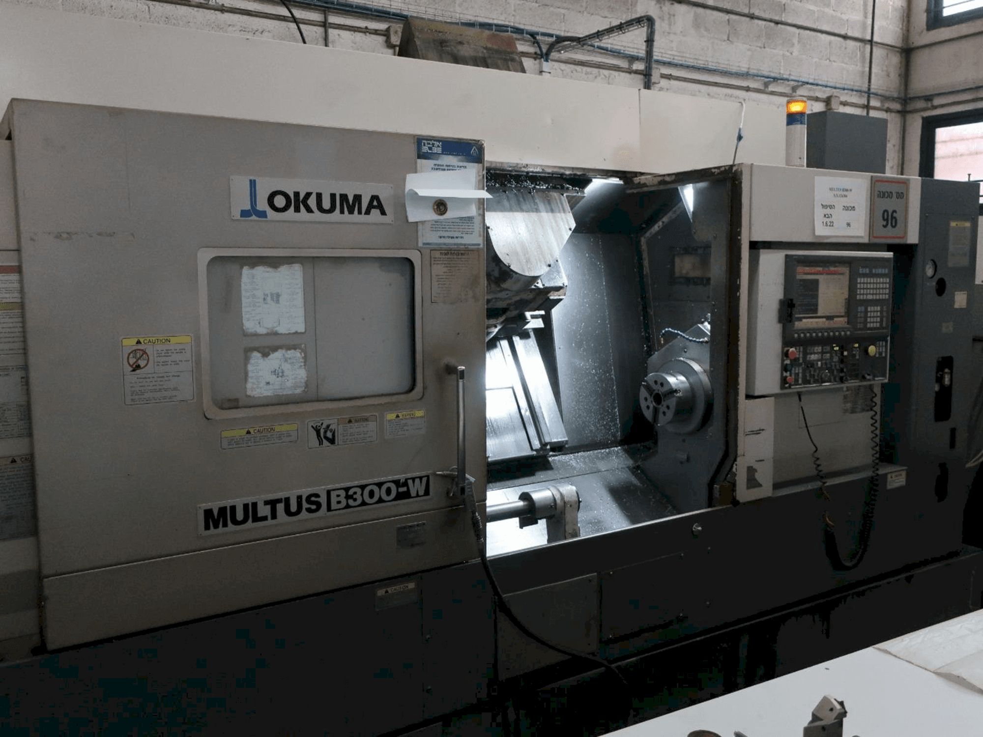Frontansicht der Okuma MULTUS B300-W Maschine