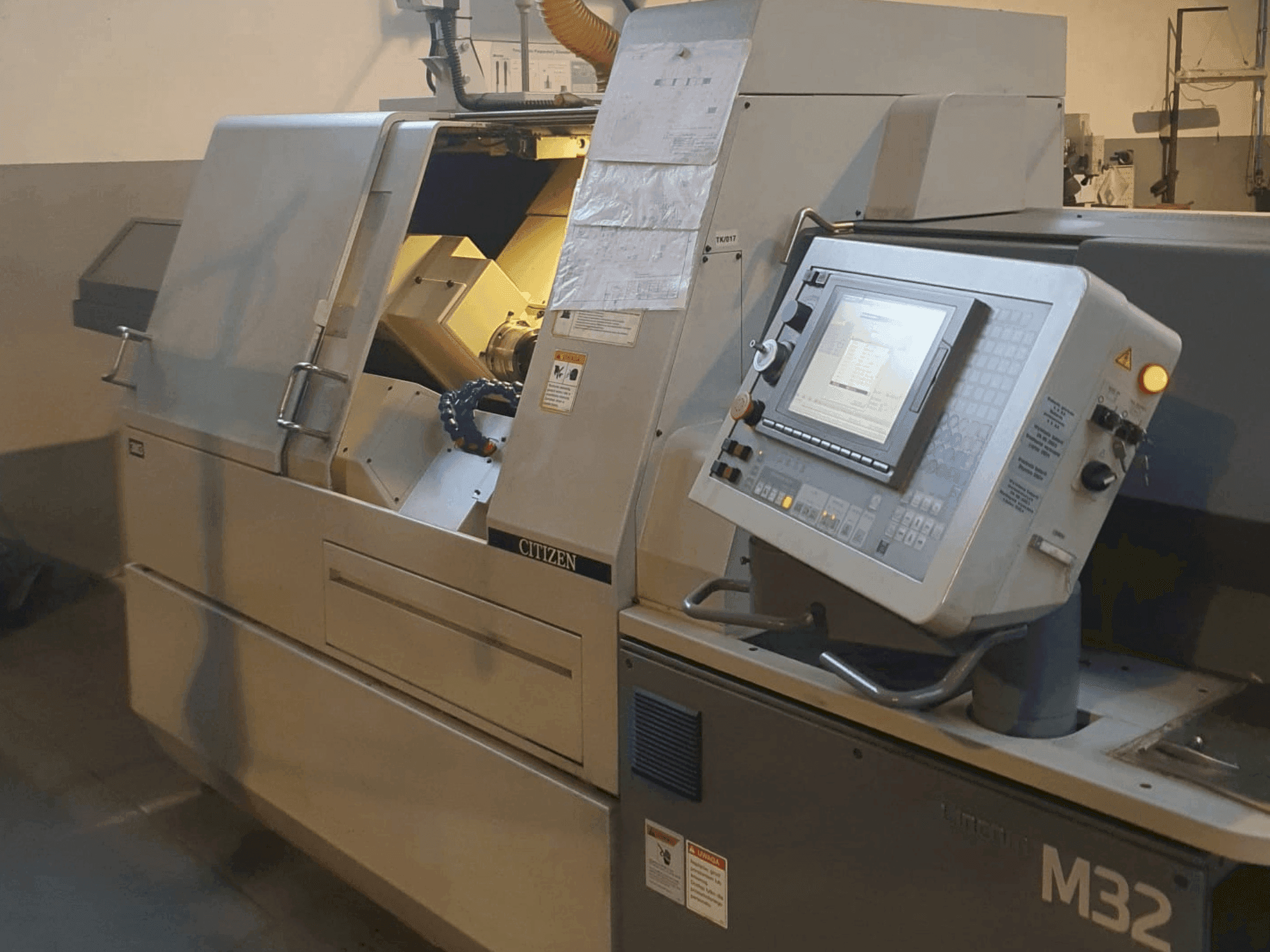 Frontansicht der Citizen M32 Maschine