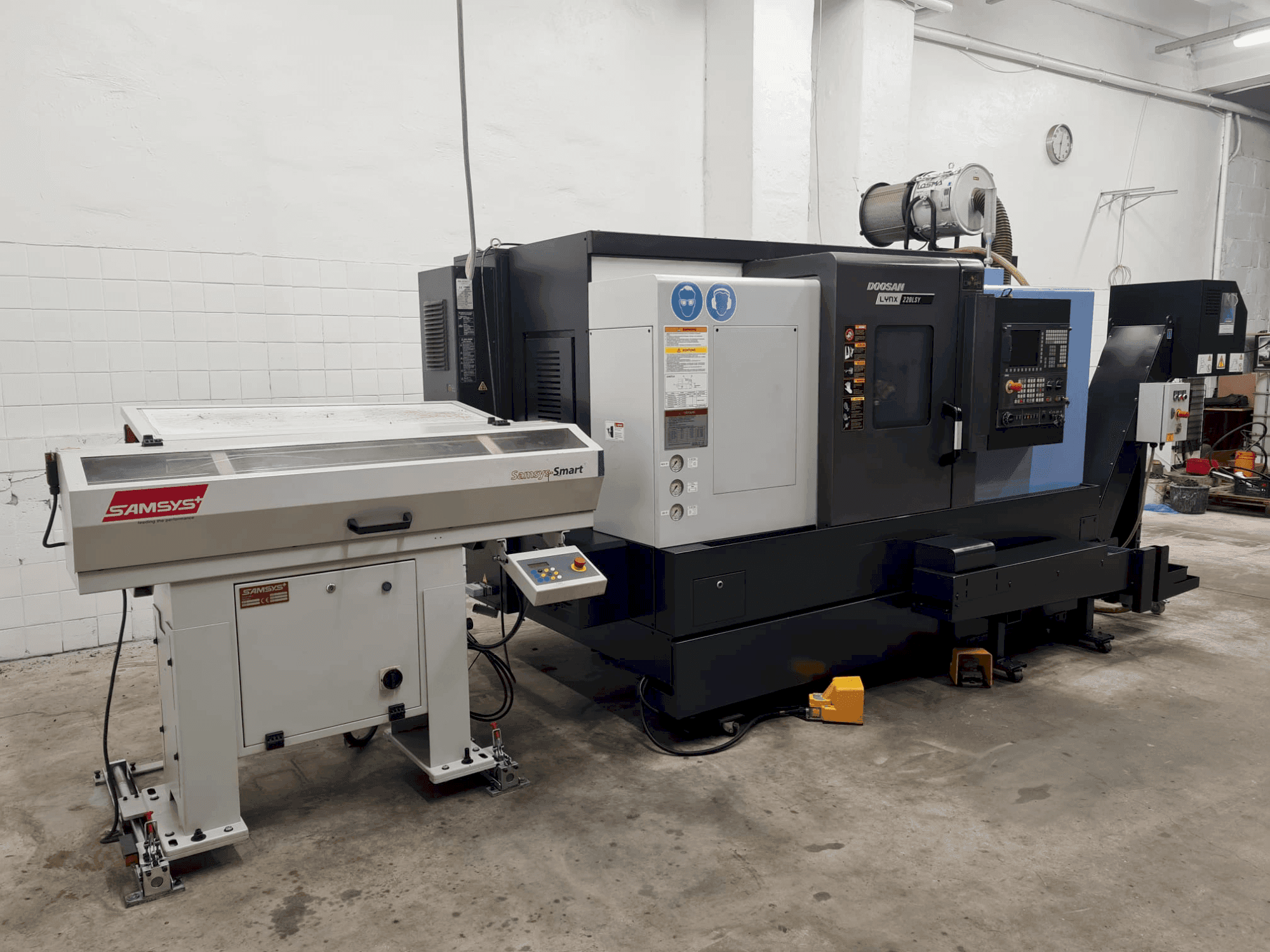 Frontansicht der DOOSAN LYNX 220 LSYC Maschine