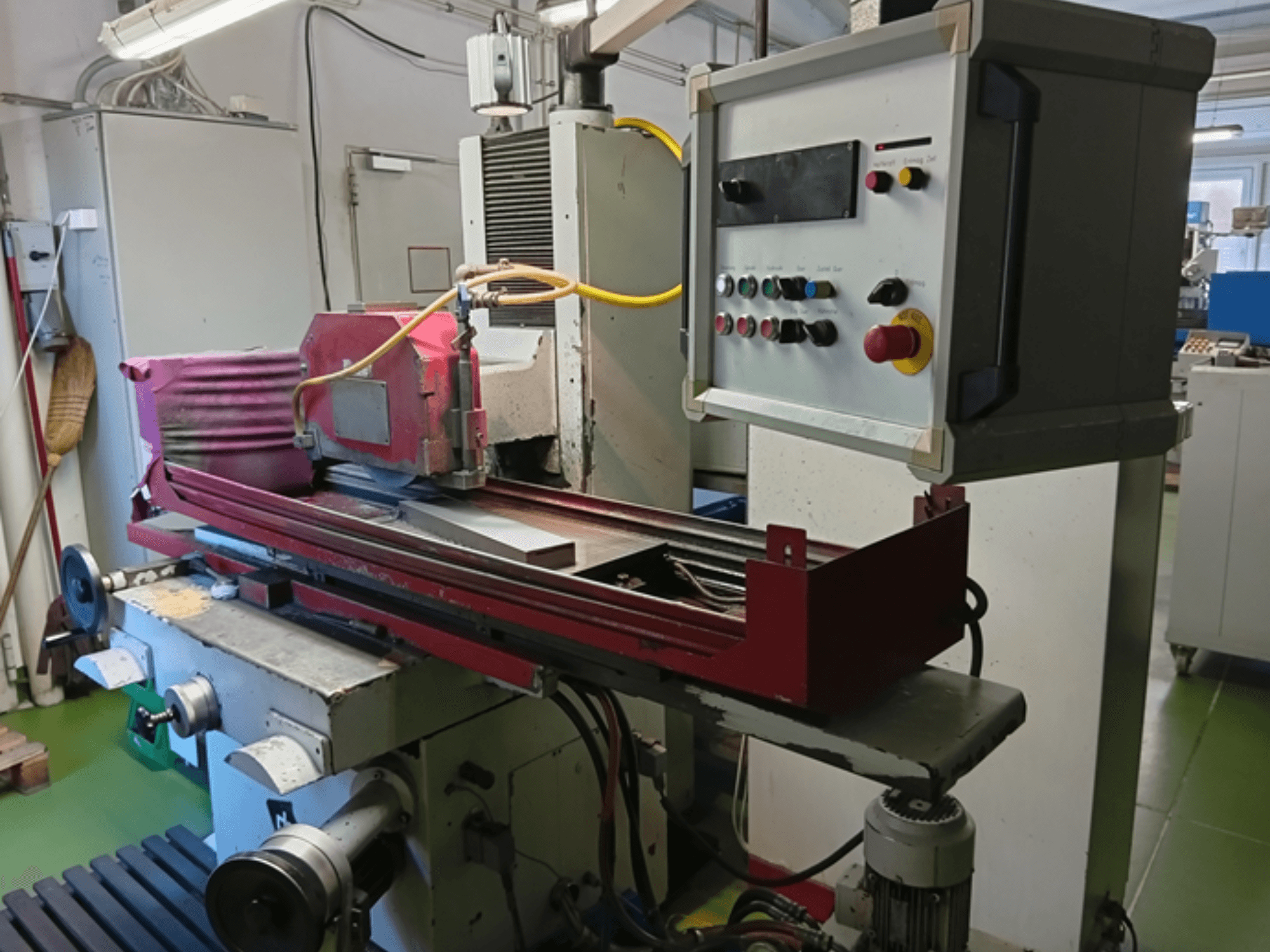DEGEN FS-S3060 Flachschleifmaschine, Vorderansicht mit Schleifscheibe, Bedienfeld und Arbeitstischeinrichtung.