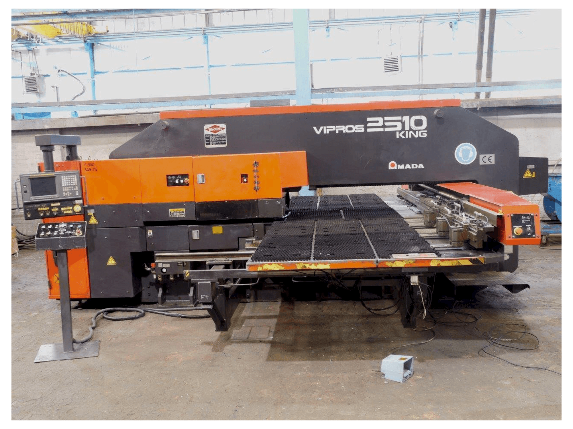 Frontansicht der AMADA Vipros S2510 Maschine