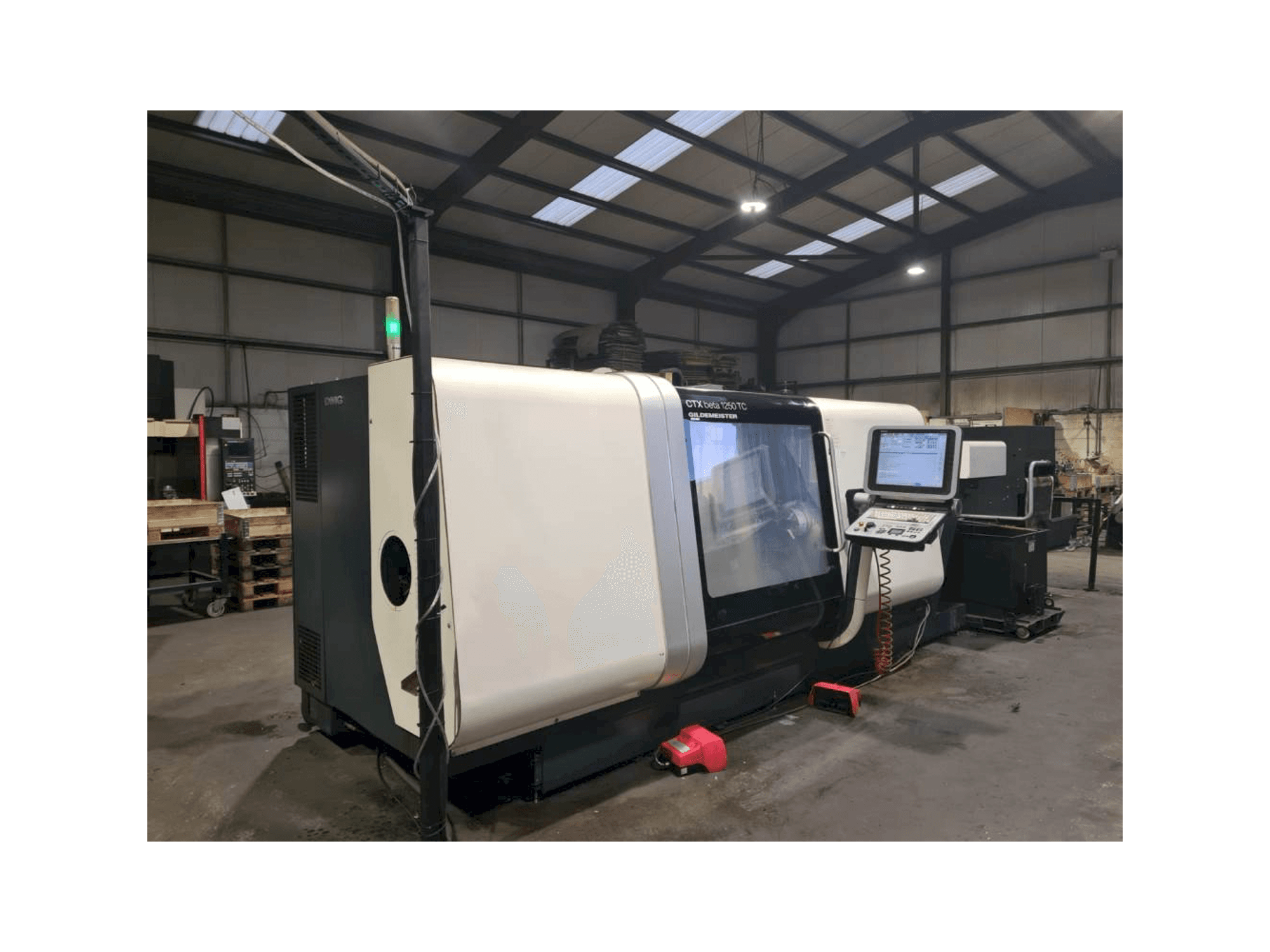 Frontansicht der DMG GILDEMEISTER CTX beta 1250 TC Maschine
