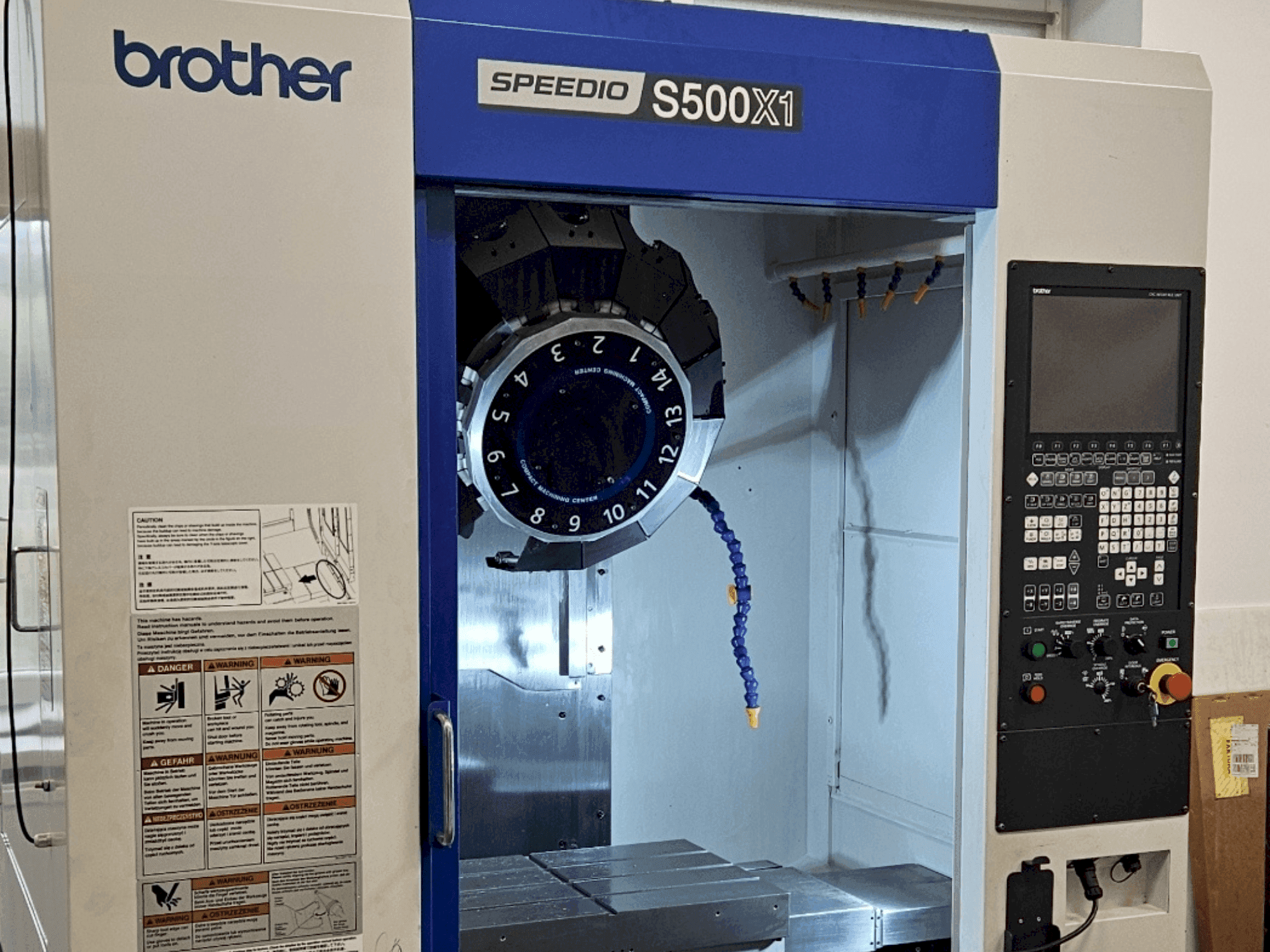 Frontansicht der Brother Speedio S500X1 Maschine