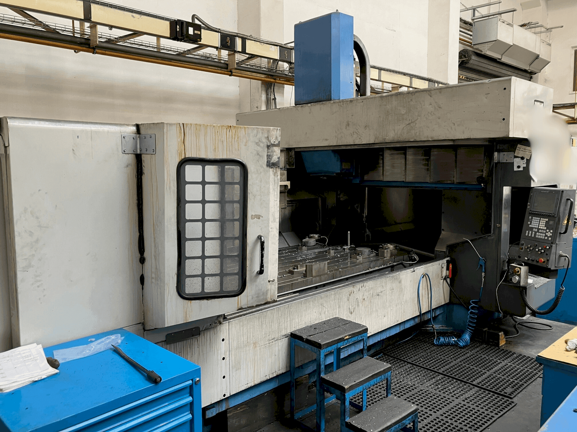 Frontansicht der Mazak FJV 60/120 Maschine