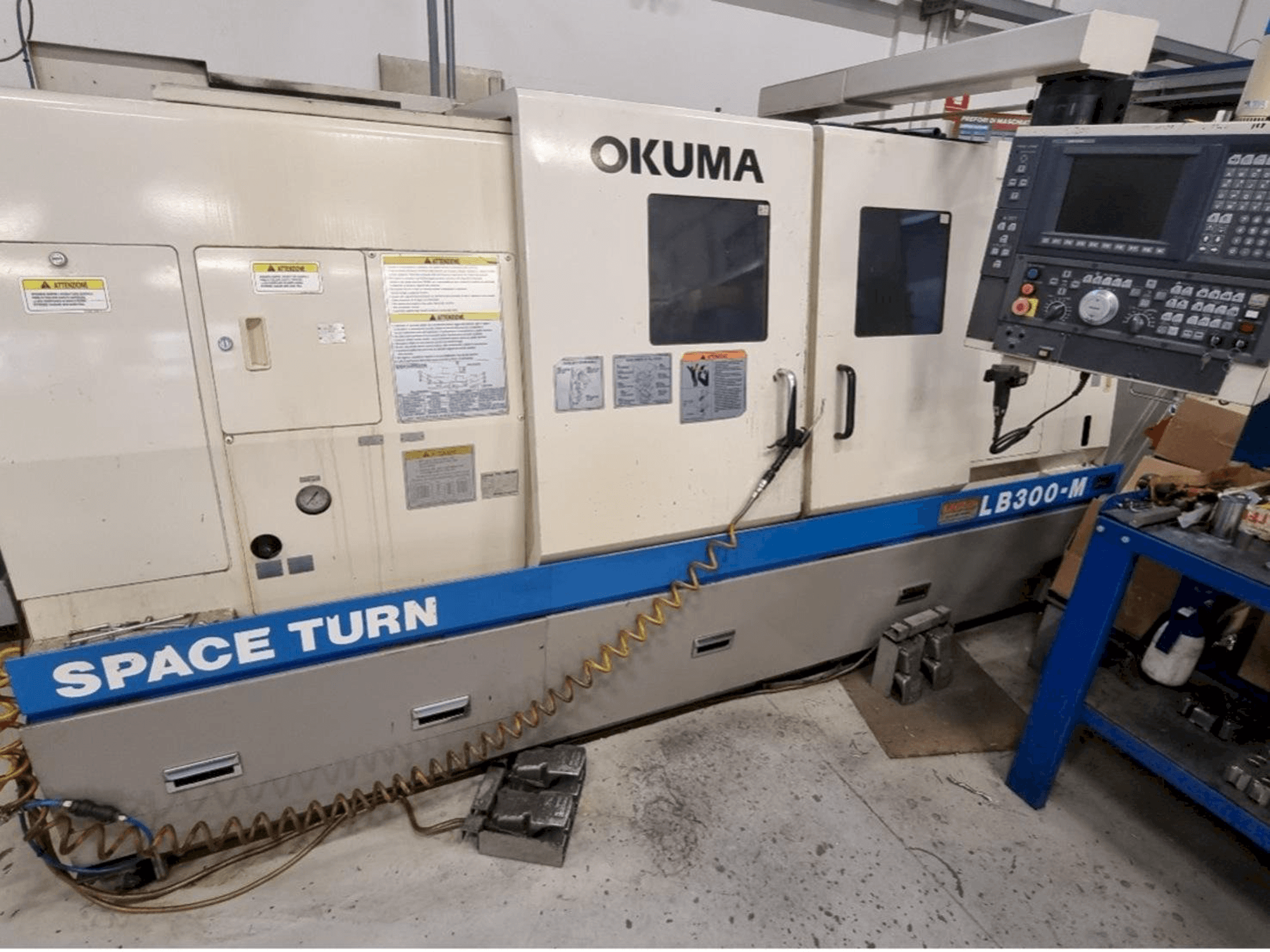 Frontansicht der Okuma LB 300M Maschine