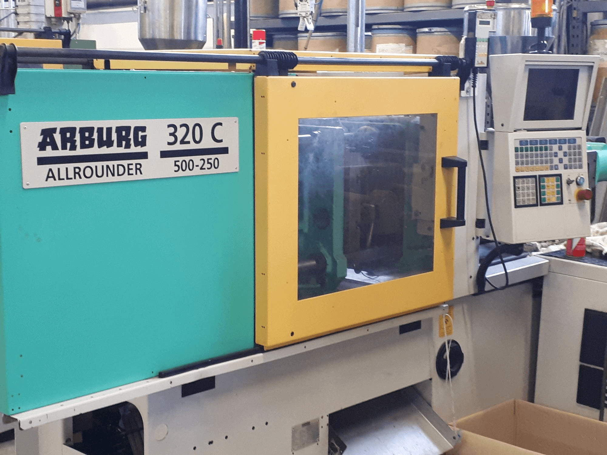 Frontansicht der Arburg 320c 500-250 Maschine