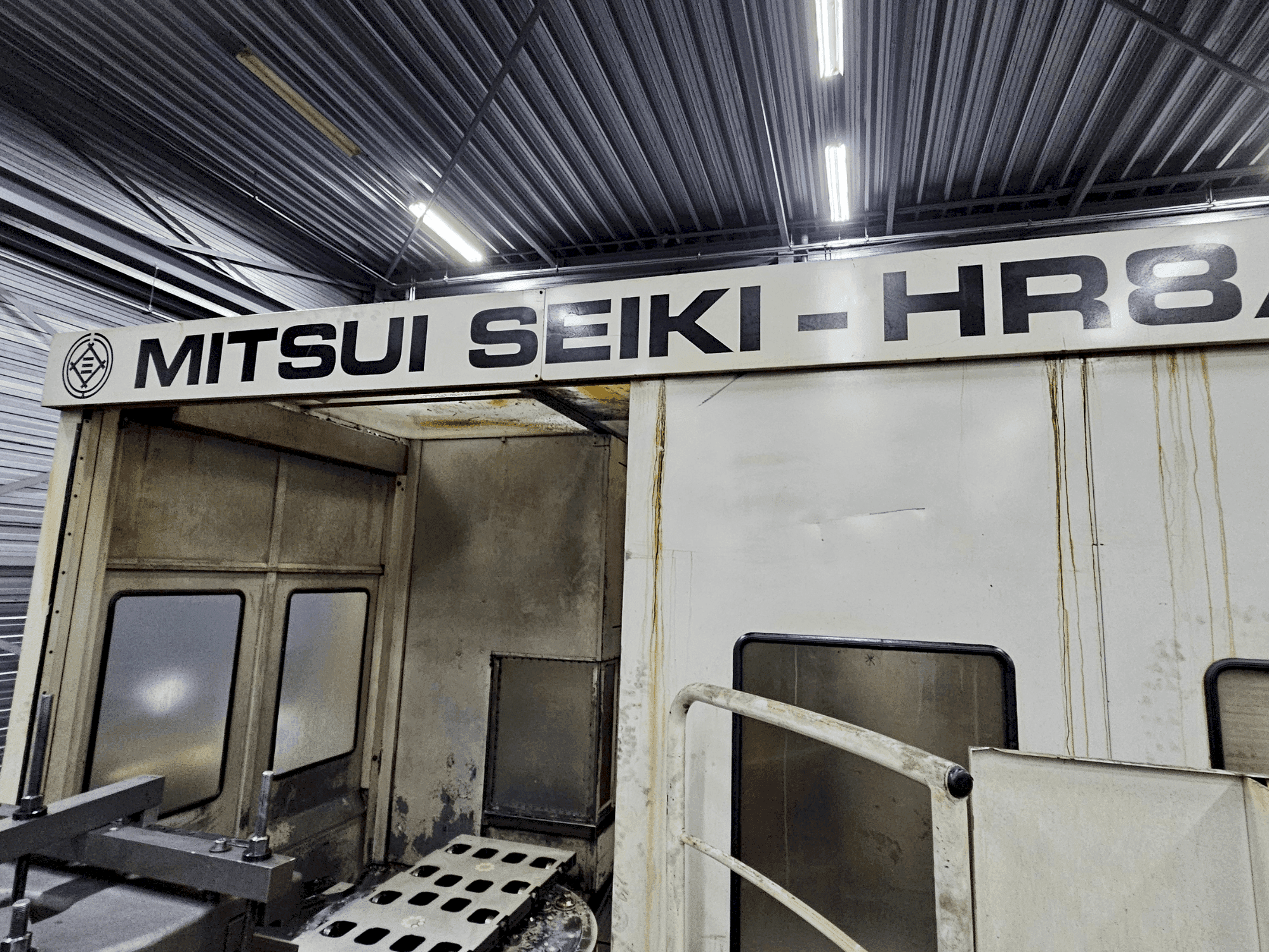 Frontansicht der Mitsui Seiki HR8A Maschine