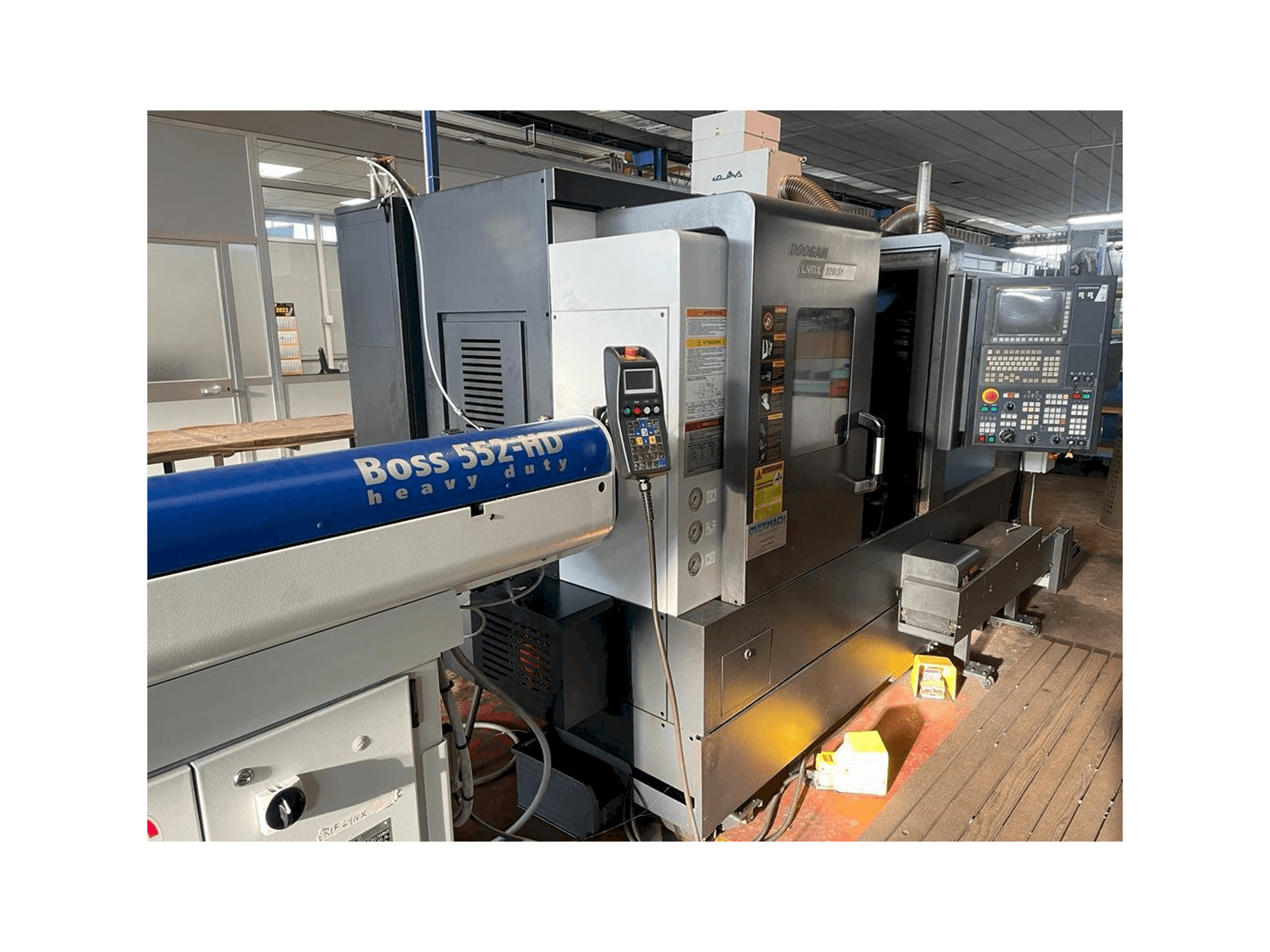 Frontansicht der Doosan LYNX 220LSY Maschine