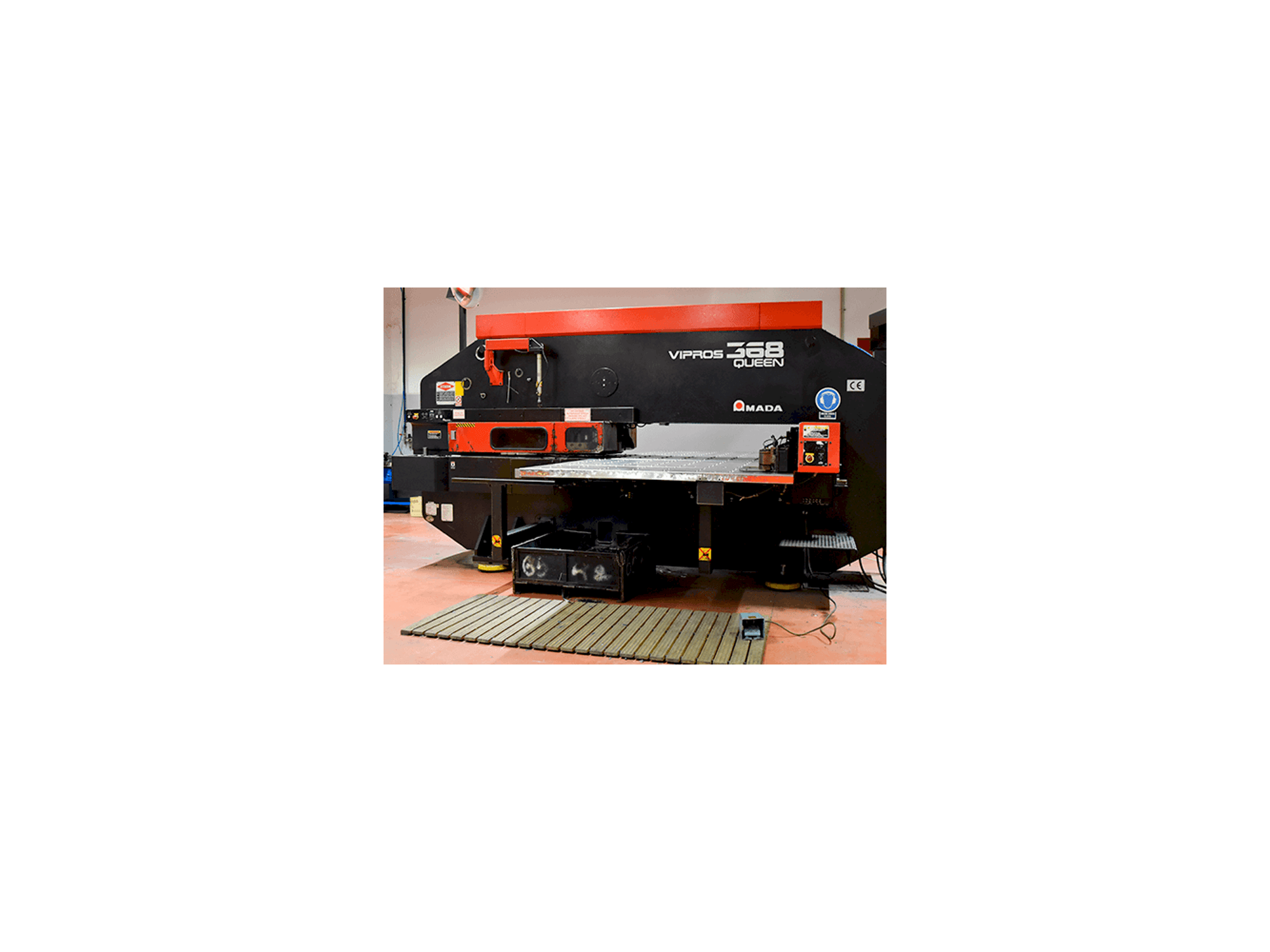Frontansicht der AMADA Vipros 368 Queen Maschine