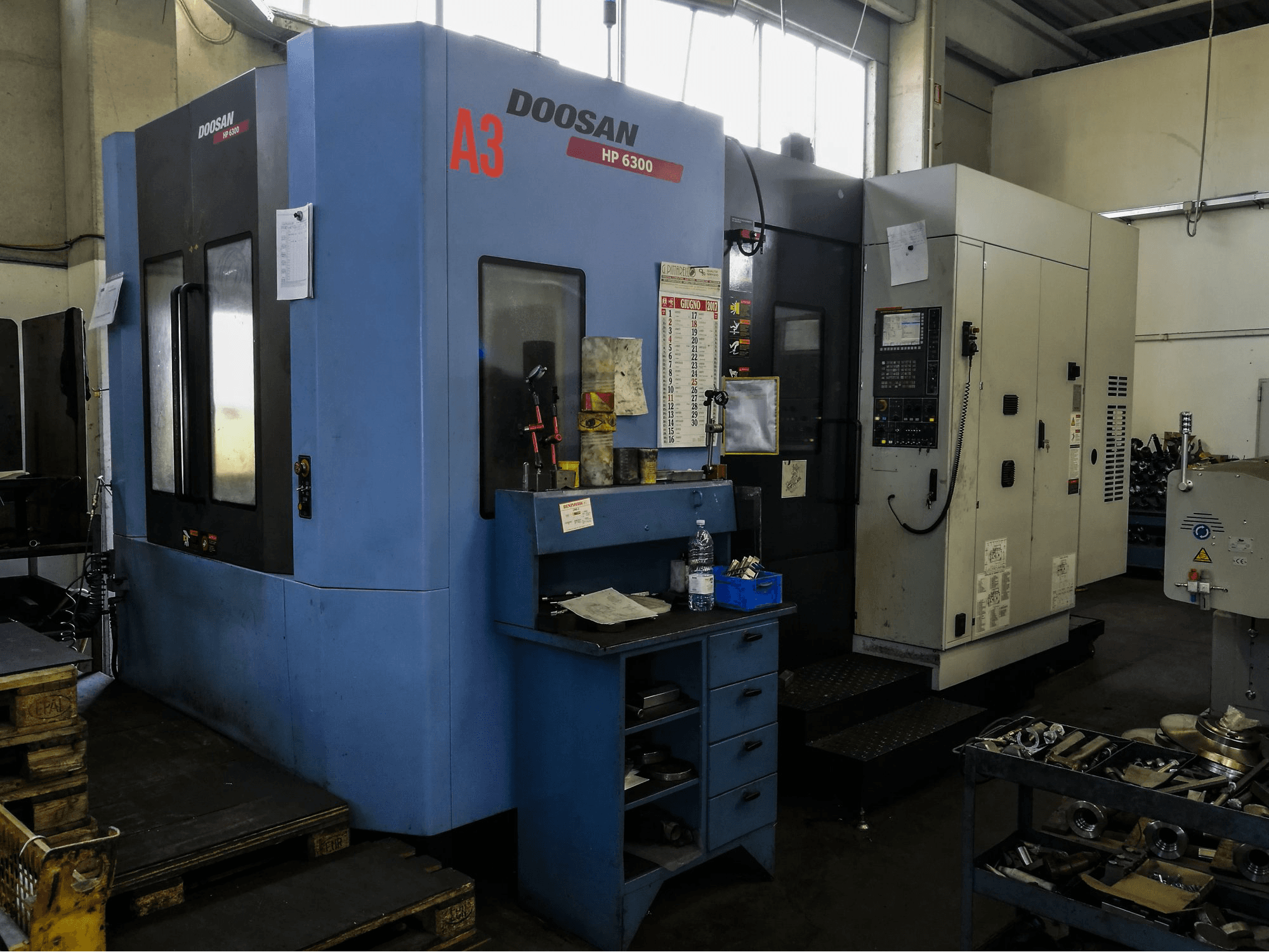 Linke Ansicht der Doosan HP 6300 Maschine