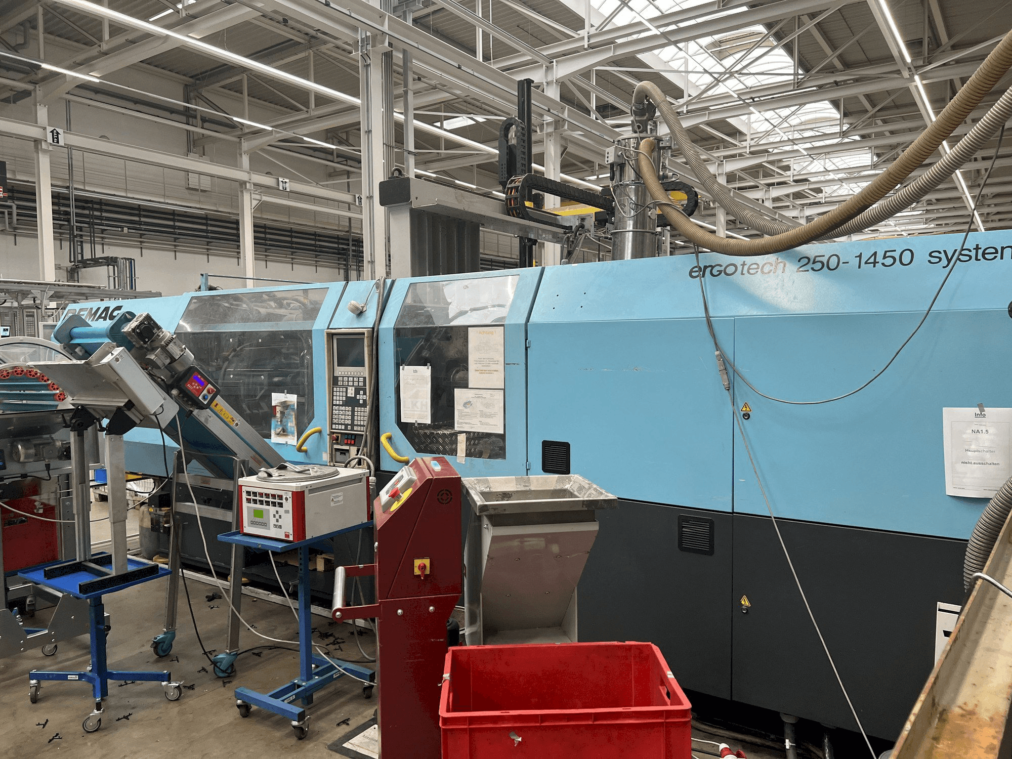 Rechte Seitenansicht der DEMAG 250-1450 Maschine
