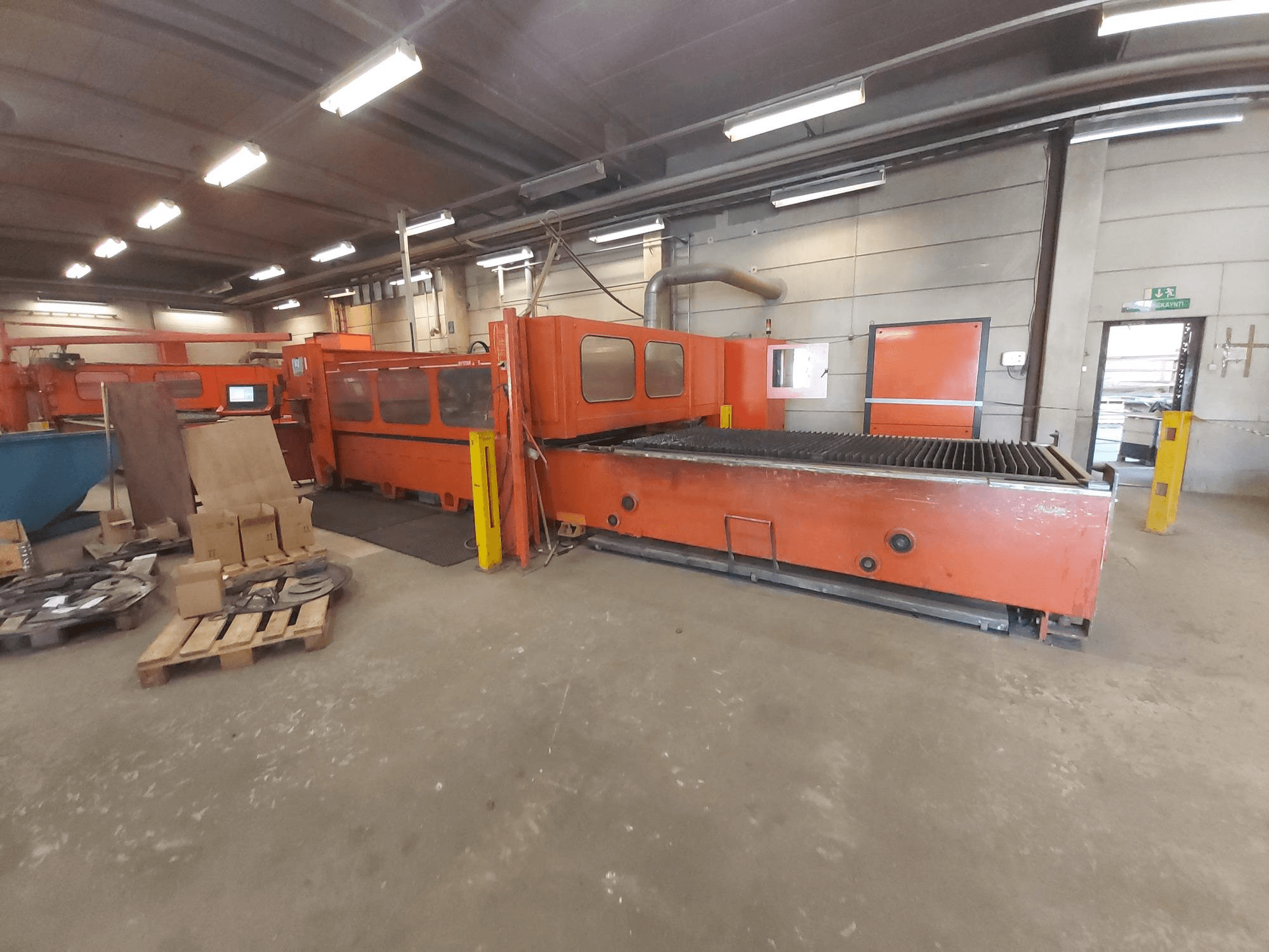 Frontansicht der Bystronic BTL 3015 Maschine