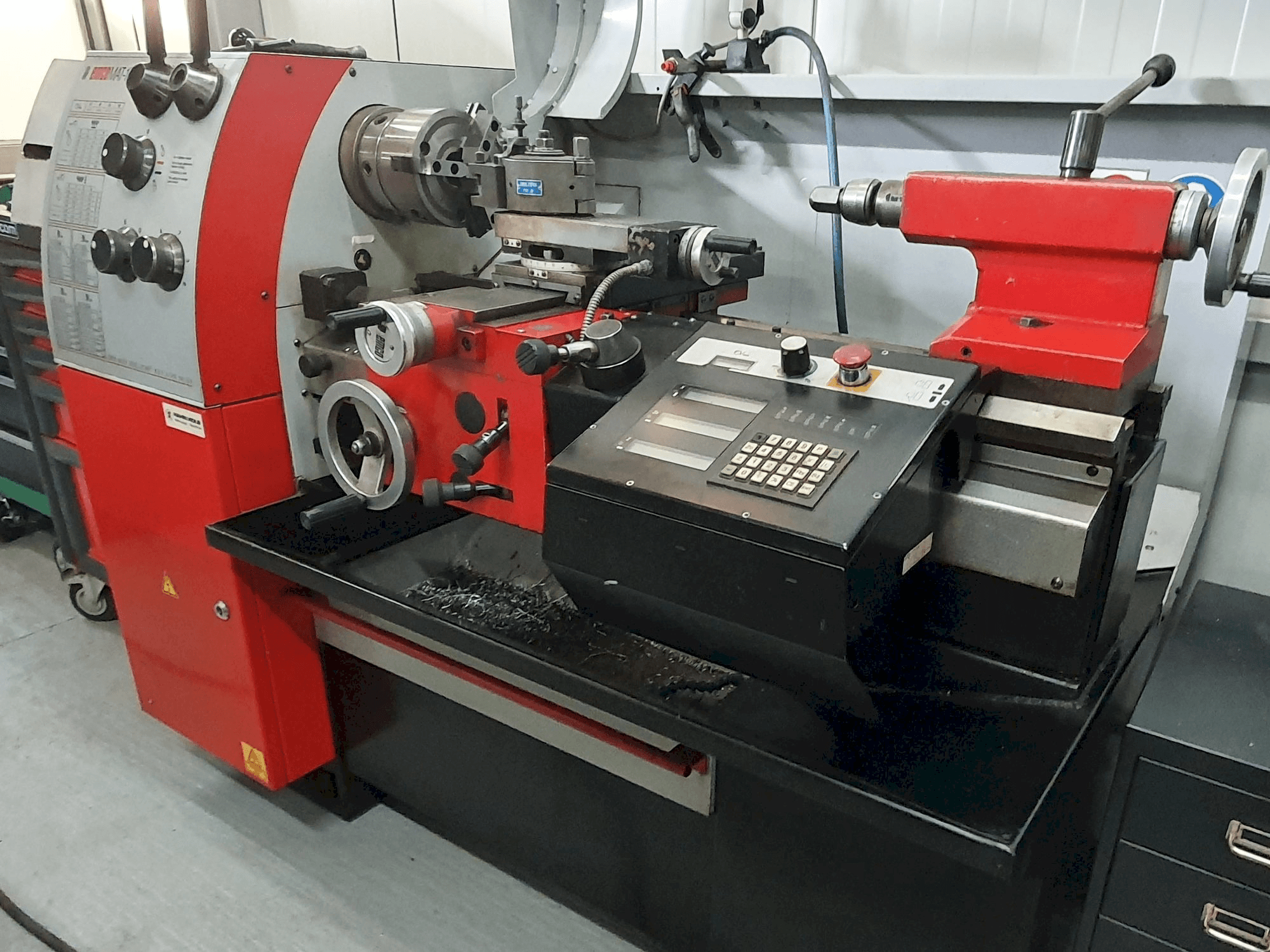 Frontansicht der EMCO EMCOMAT 17D Maschine