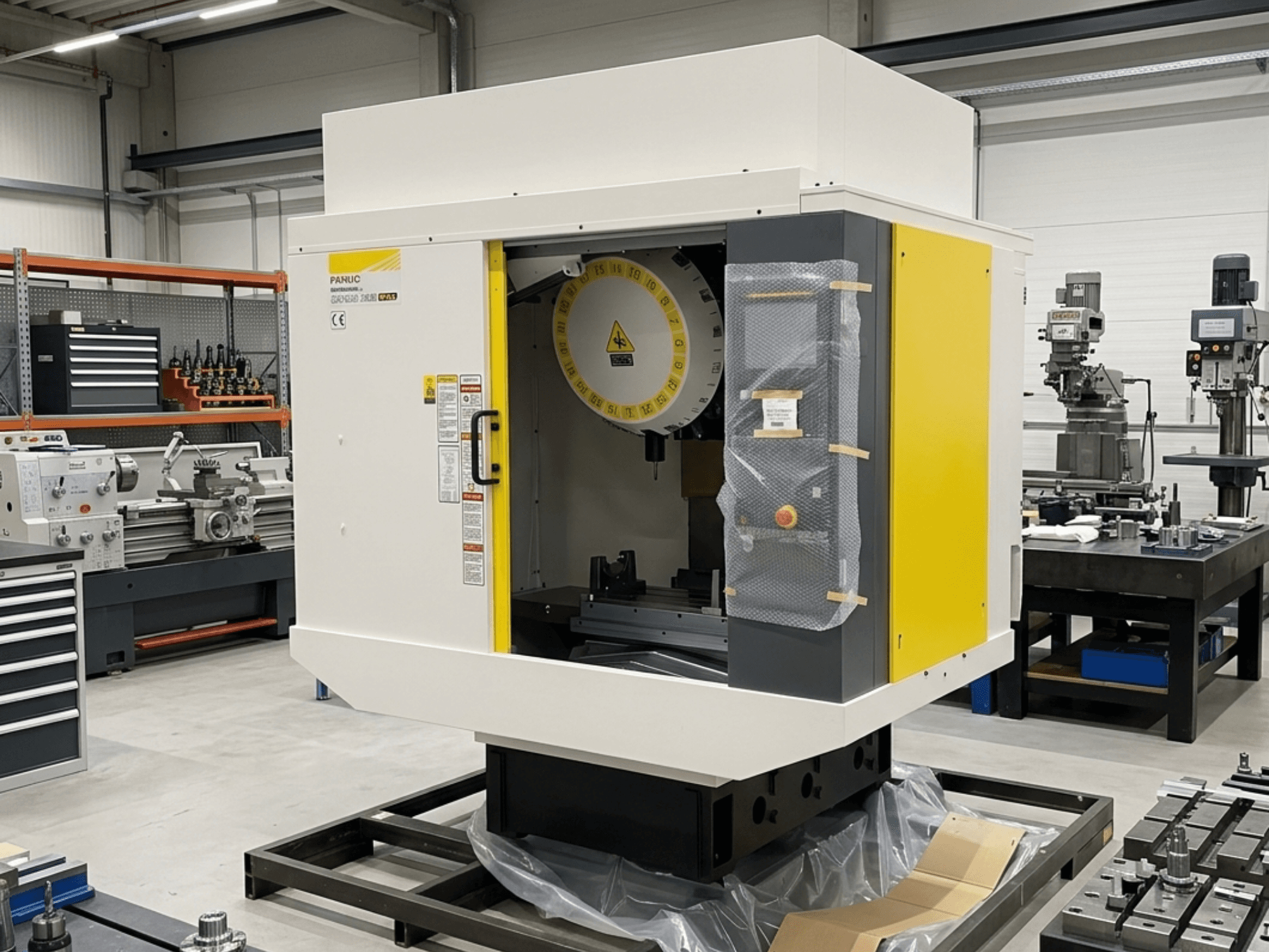 FANUC Robodrill Alpha D21LIB5 Plus Vertikal-Bearbeitungszentrum in der Seitenansicht, mit Blick auf das Bedienfeld und den Arbeitsbereich.