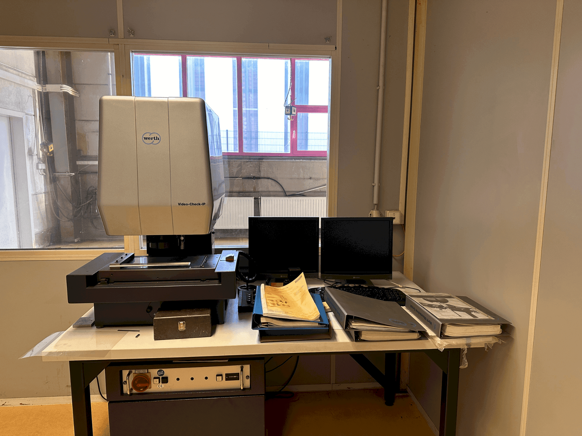 Frontansicht der Werth Video-Check IP 250x125 3D CNC Maschine