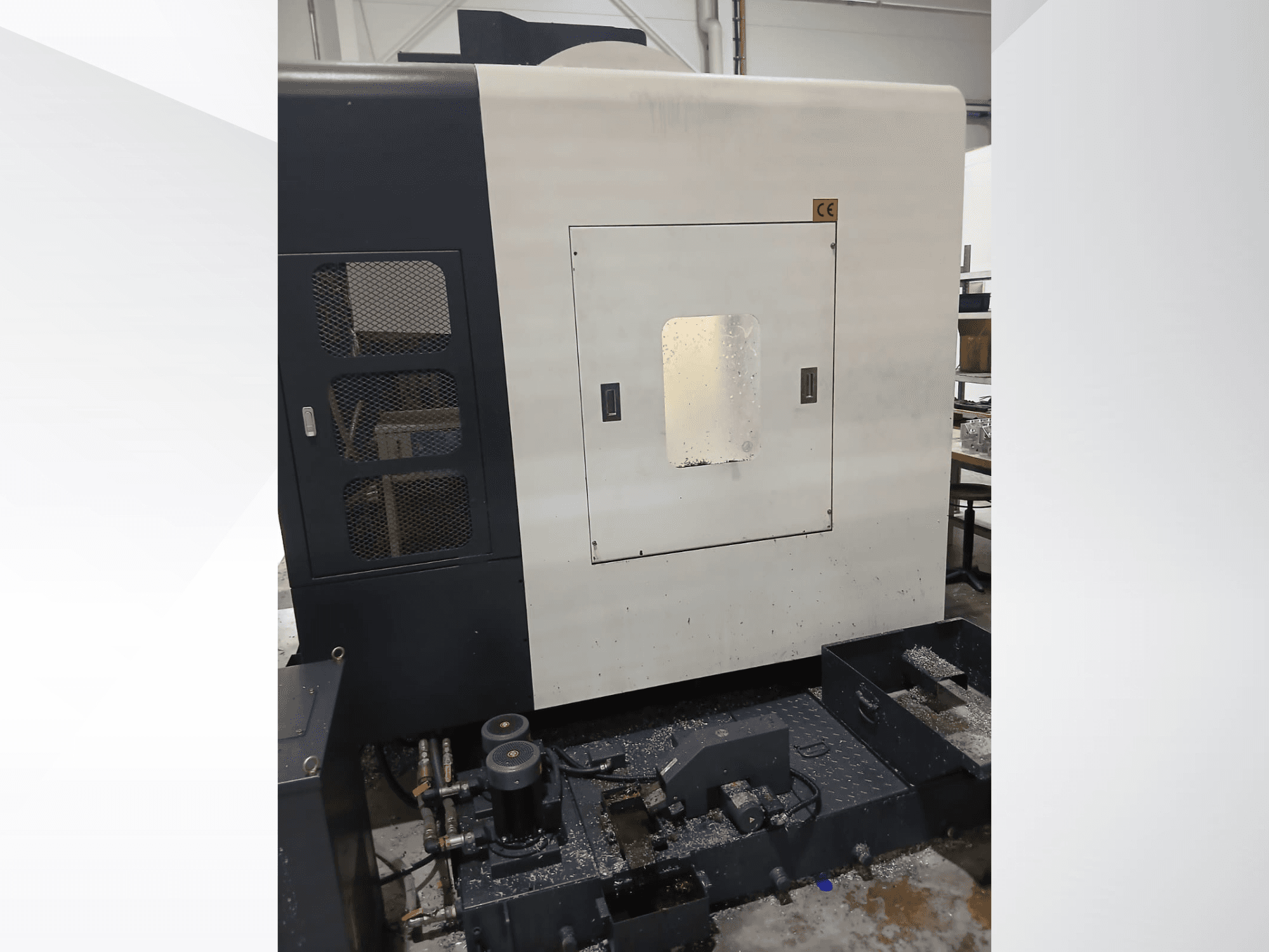 Vertikales Bearbeitungszentrum POSmill C 800 Kompakt, Vorderansicht mit Bedienfeld, Kühlmittelsystem und Metallspänen.