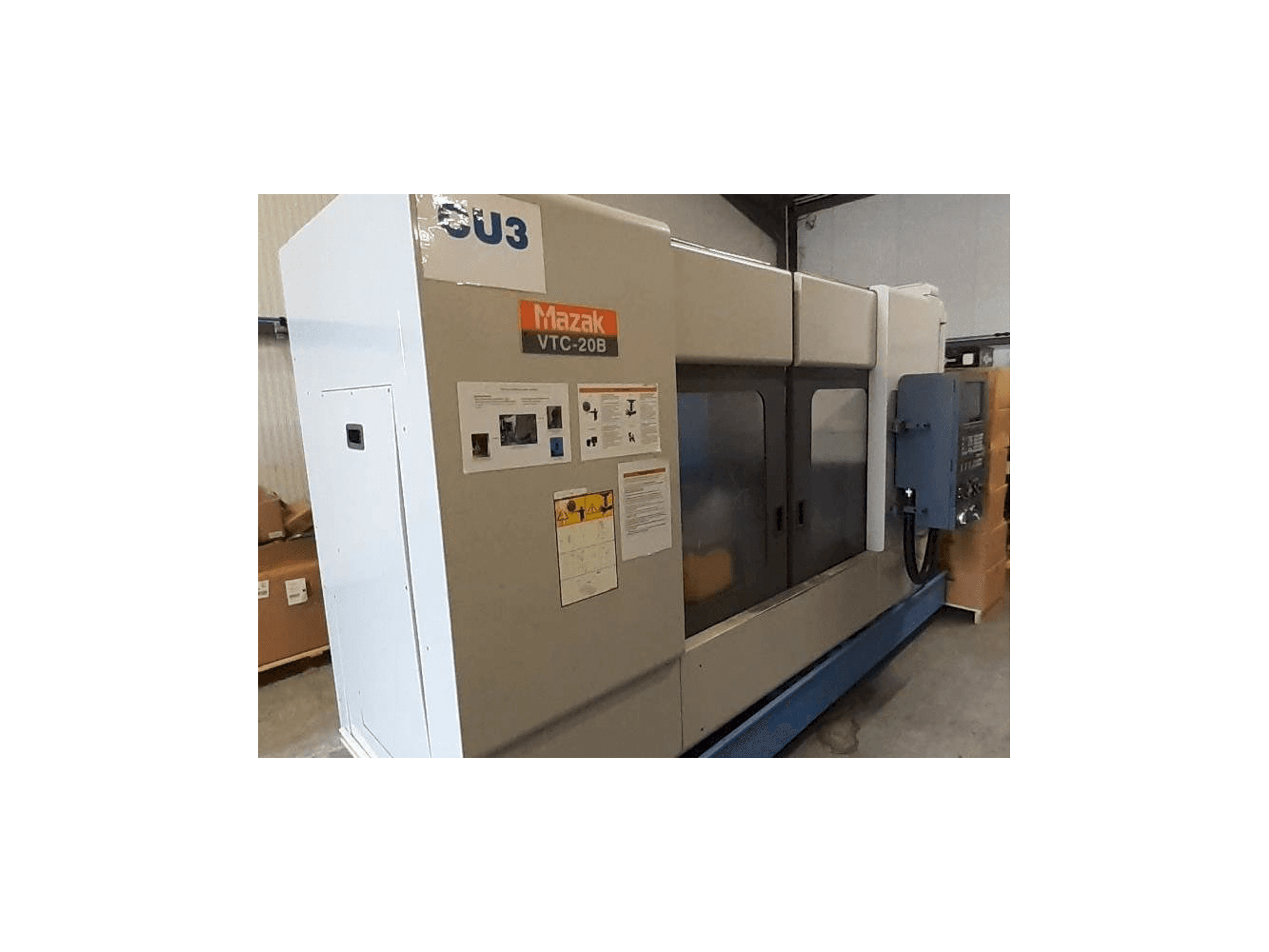 Frontansicht der Mazak VTC 20B Maschine