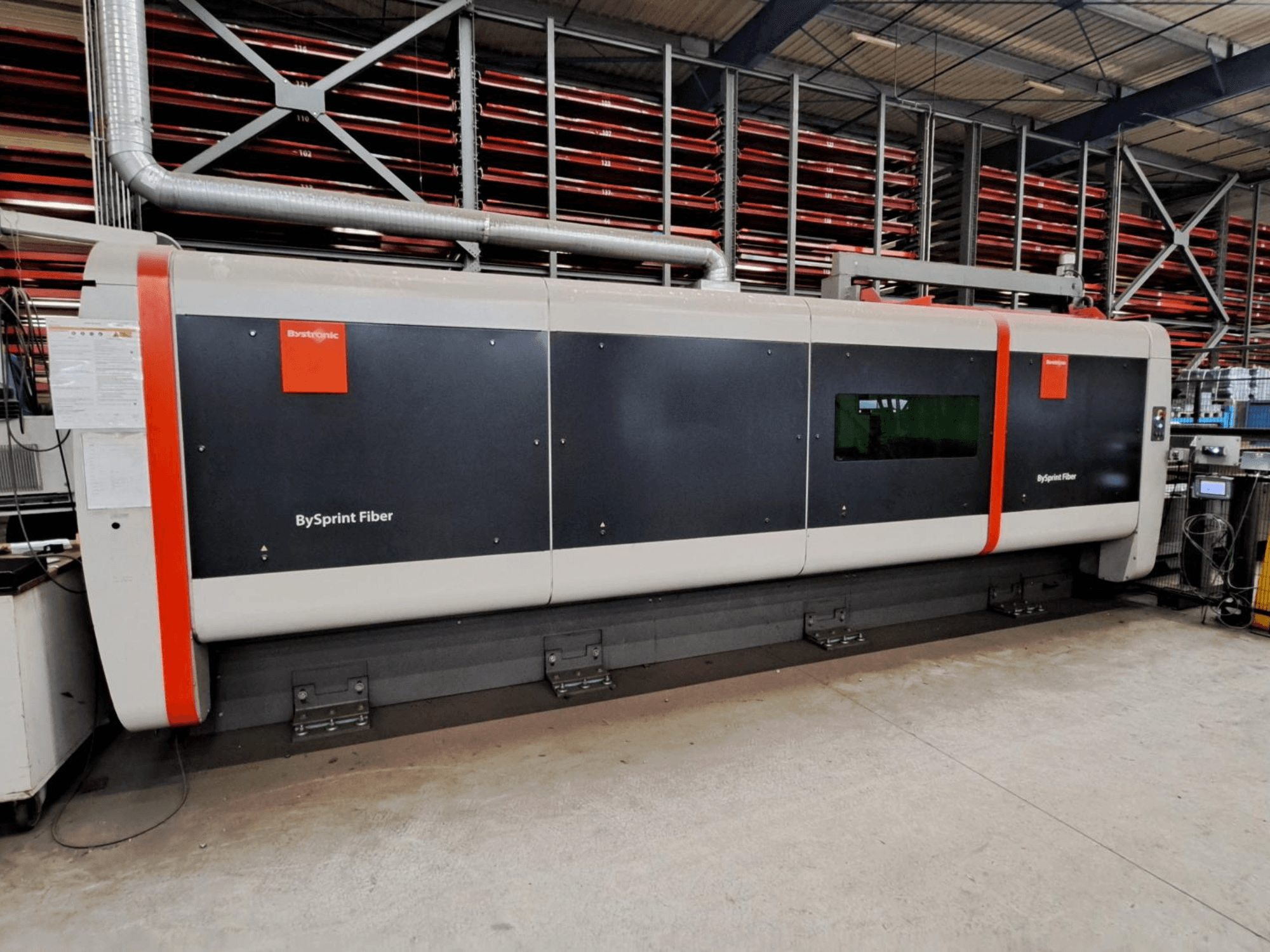 Bystronic BySprint Fiber 4020 Faserlaserschneidanlage, Frontansicht in einer Werkstattumgebung mit sichtbaren Sicherheitseinrichtungen.