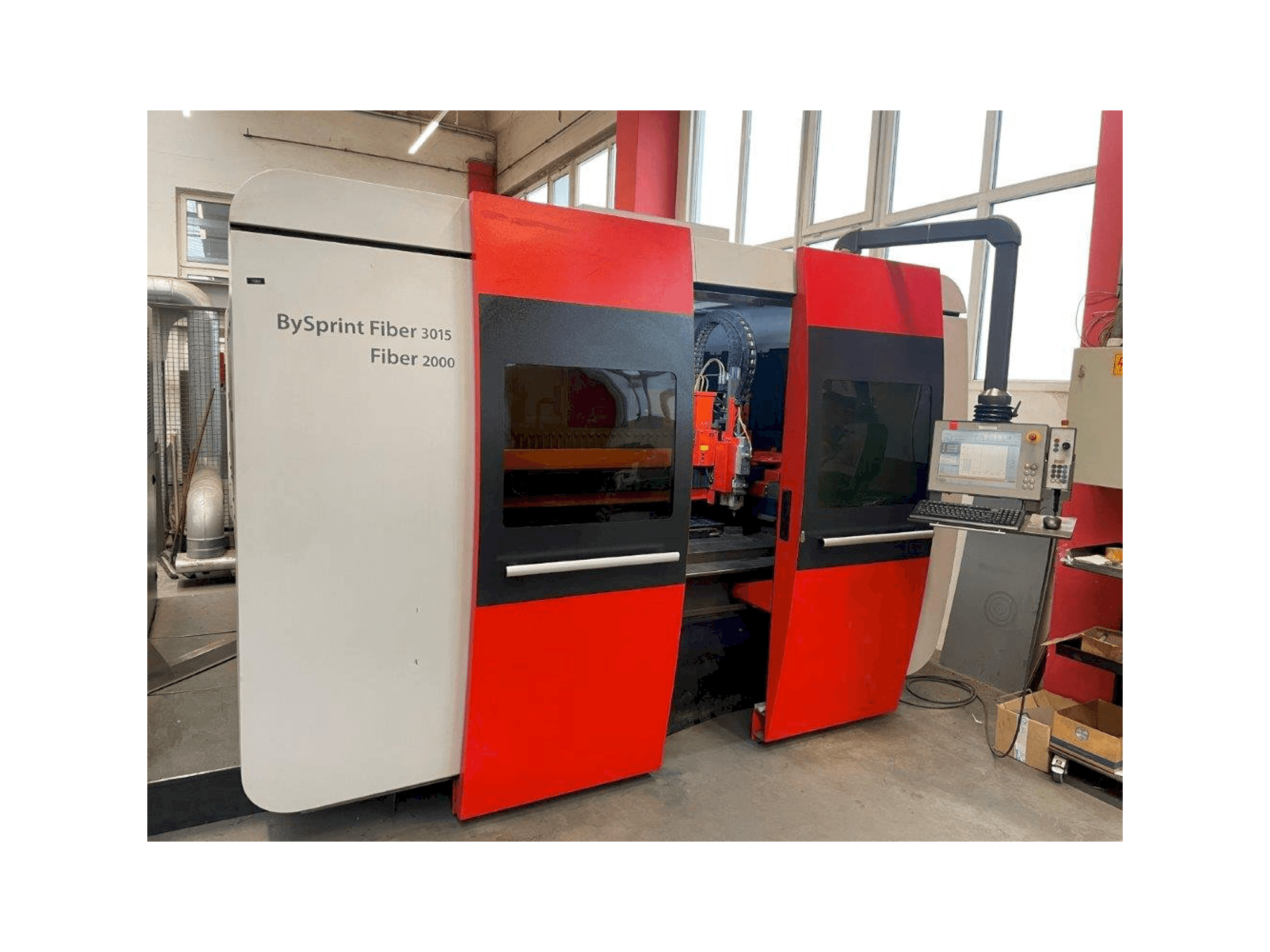 Linke Seitenansicht der Bystronic BySprint Fiber 3015 Maschine