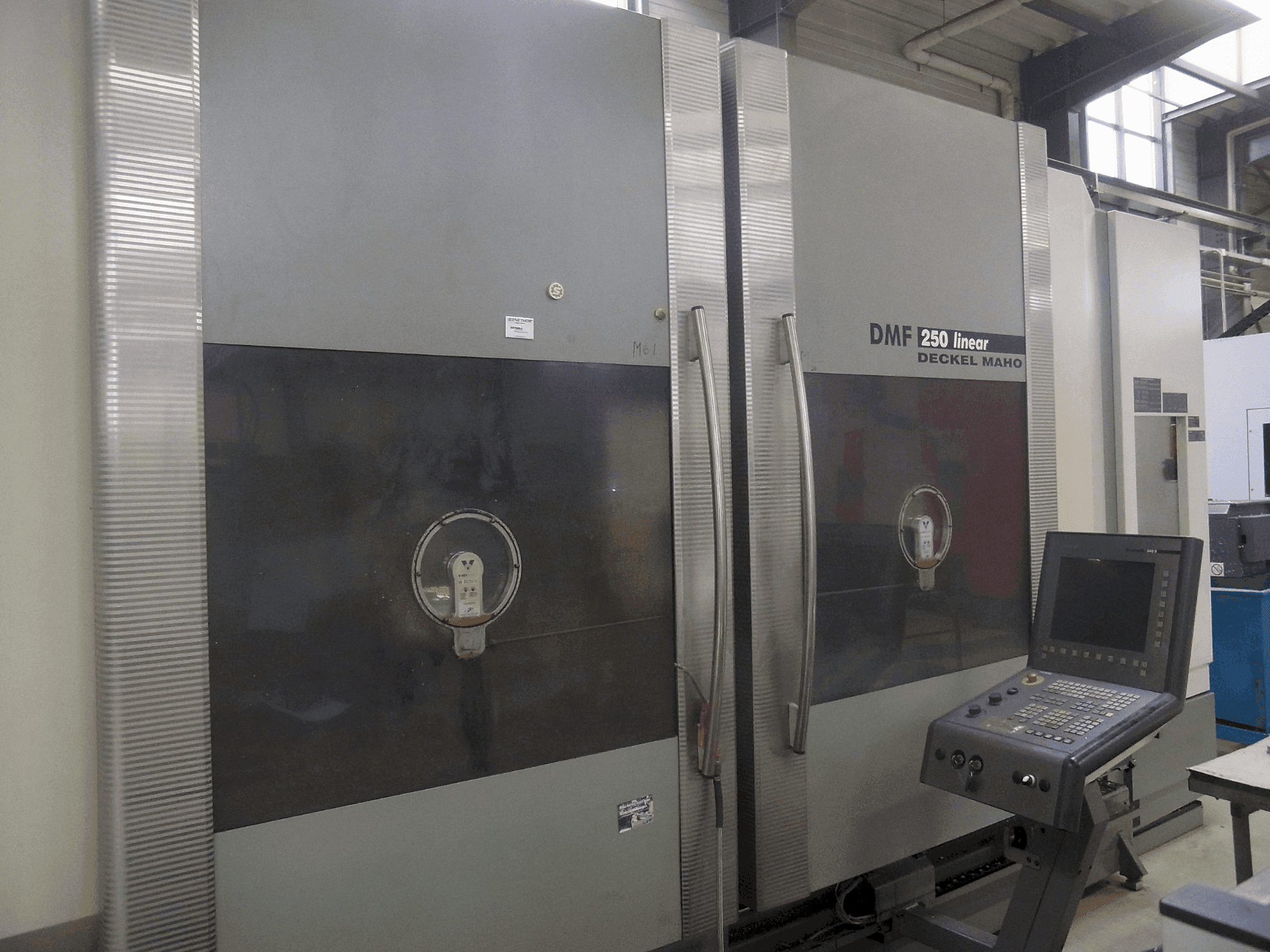 Frontansicht der DECKEL MAHO DMF 250 linear Maschine
