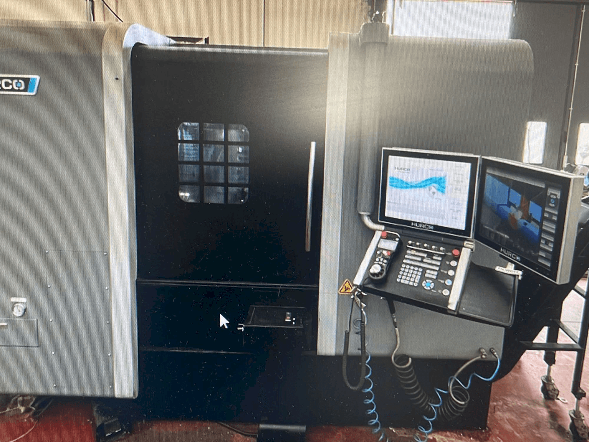 Frontansicht der Hurco TMX8MYSi Maschine