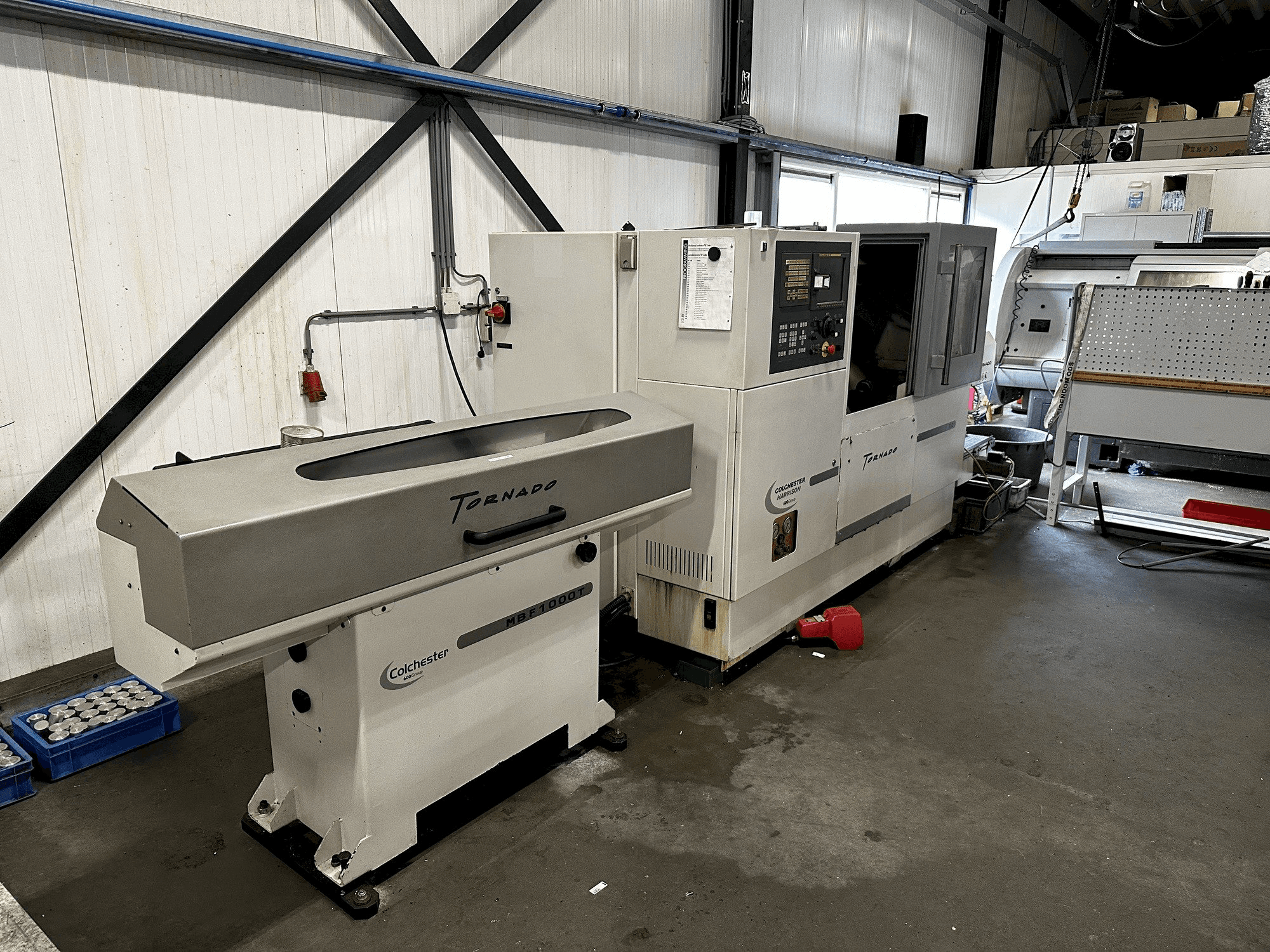 Frontansicht der Colchester Tornado T2 Maschine