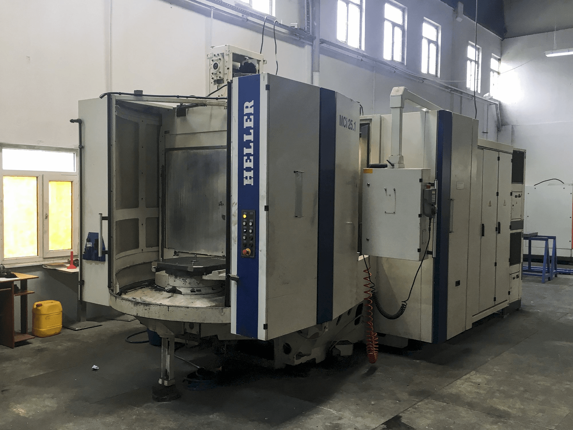 Linke Ansicht der HELLER MCi 25 Maschine