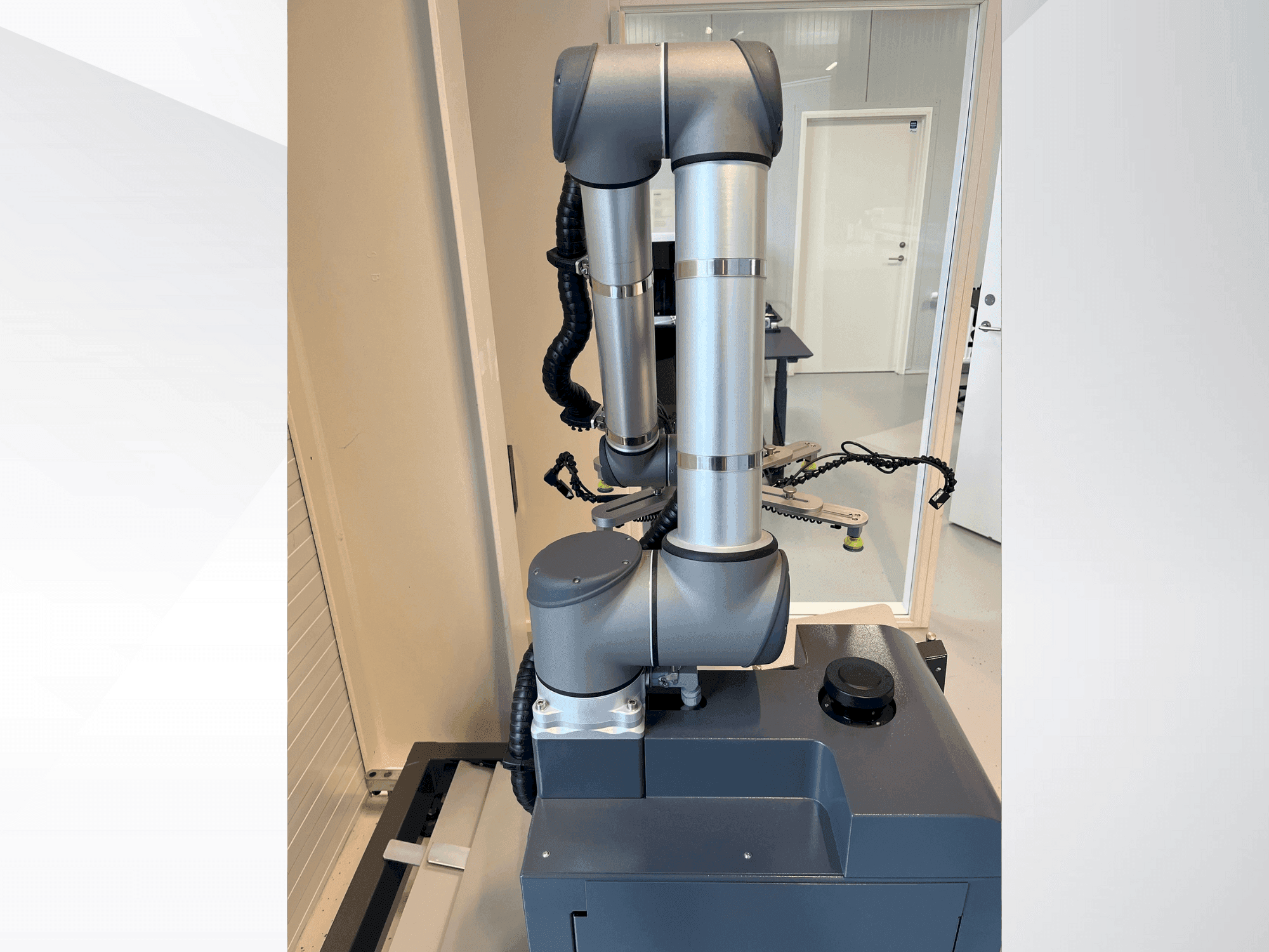 Frontansicht der Universal Robots UR10 Maschine