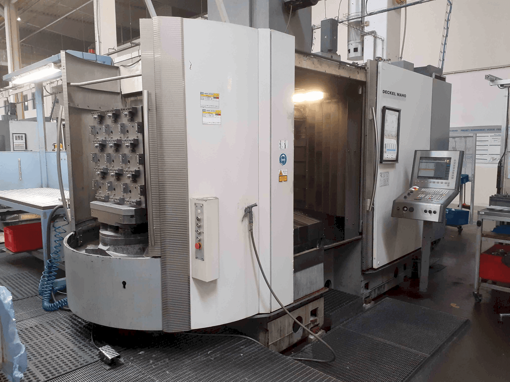 Frontansicht der DECKEL MAHO DMC 80 H Maschine