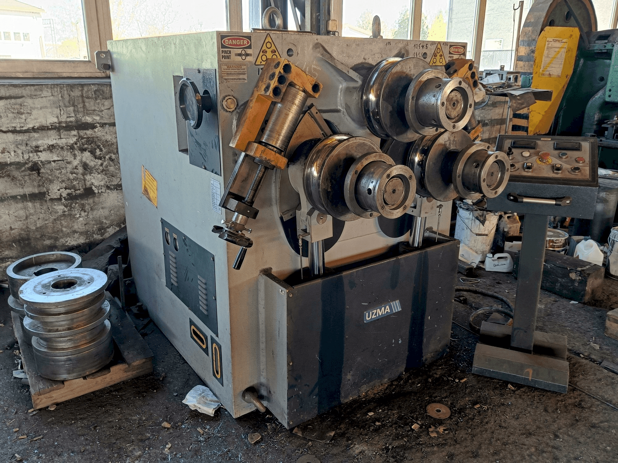 Frontansicht der UZMA UPB-100 Maschine