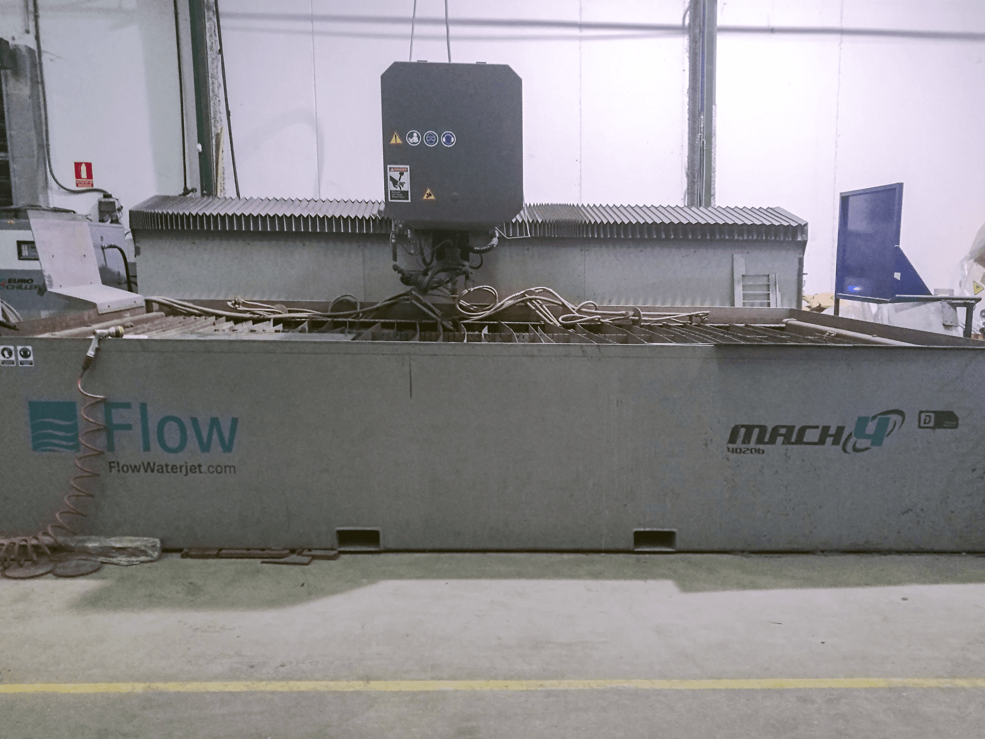 Frontansicht der Flow Mach4 4020b Maschine
