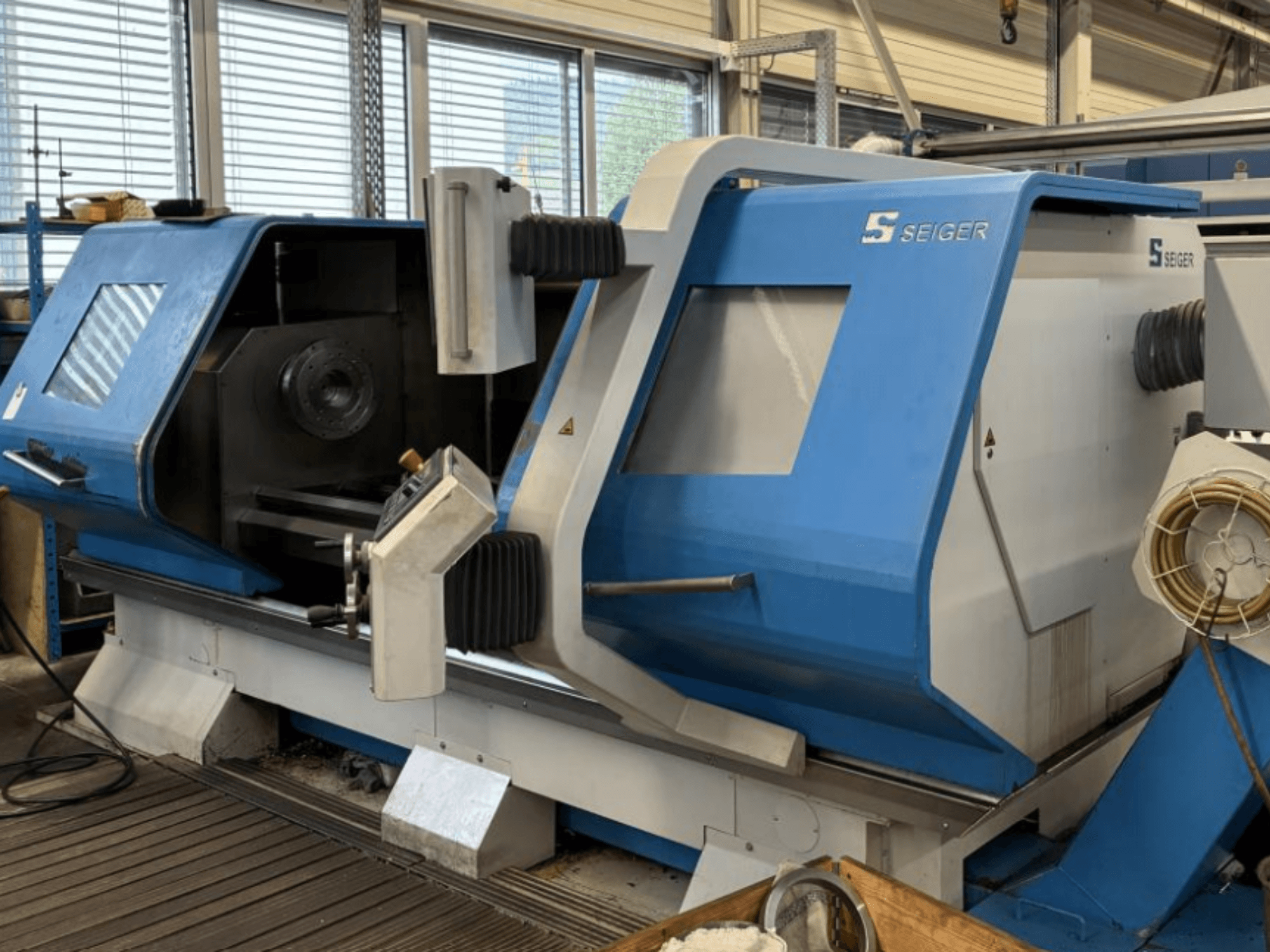 Horizontaldrehmaschine SEIGER SLZ-620E, Vorderansicht mit Blick auf das Bedienfeld und den Bereich der Hauptspindel.