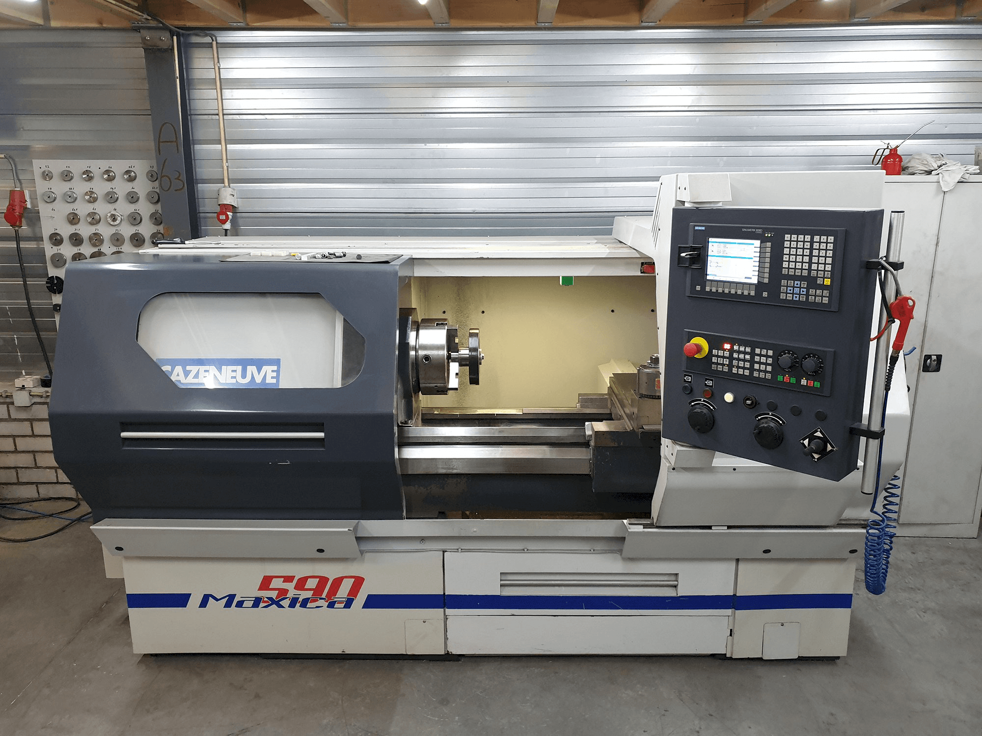Frontansicht der CAZENEUVE MAXICA 590 Maschine