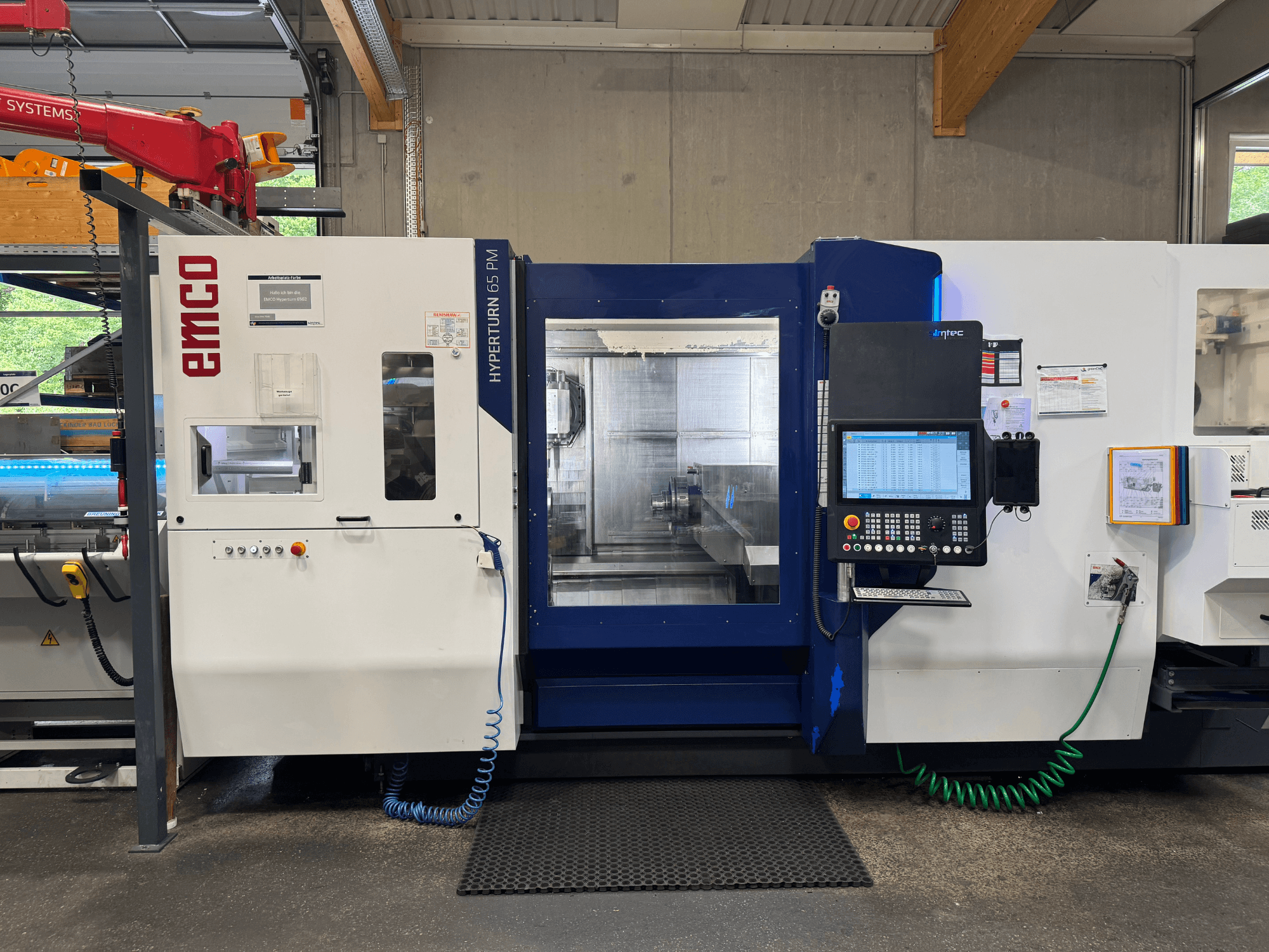 EMCO Hyperturn 65 PM Maschine, Vorderansicht, mit Bedienfeld, Spindelbereich und Betriebsfunktionen.