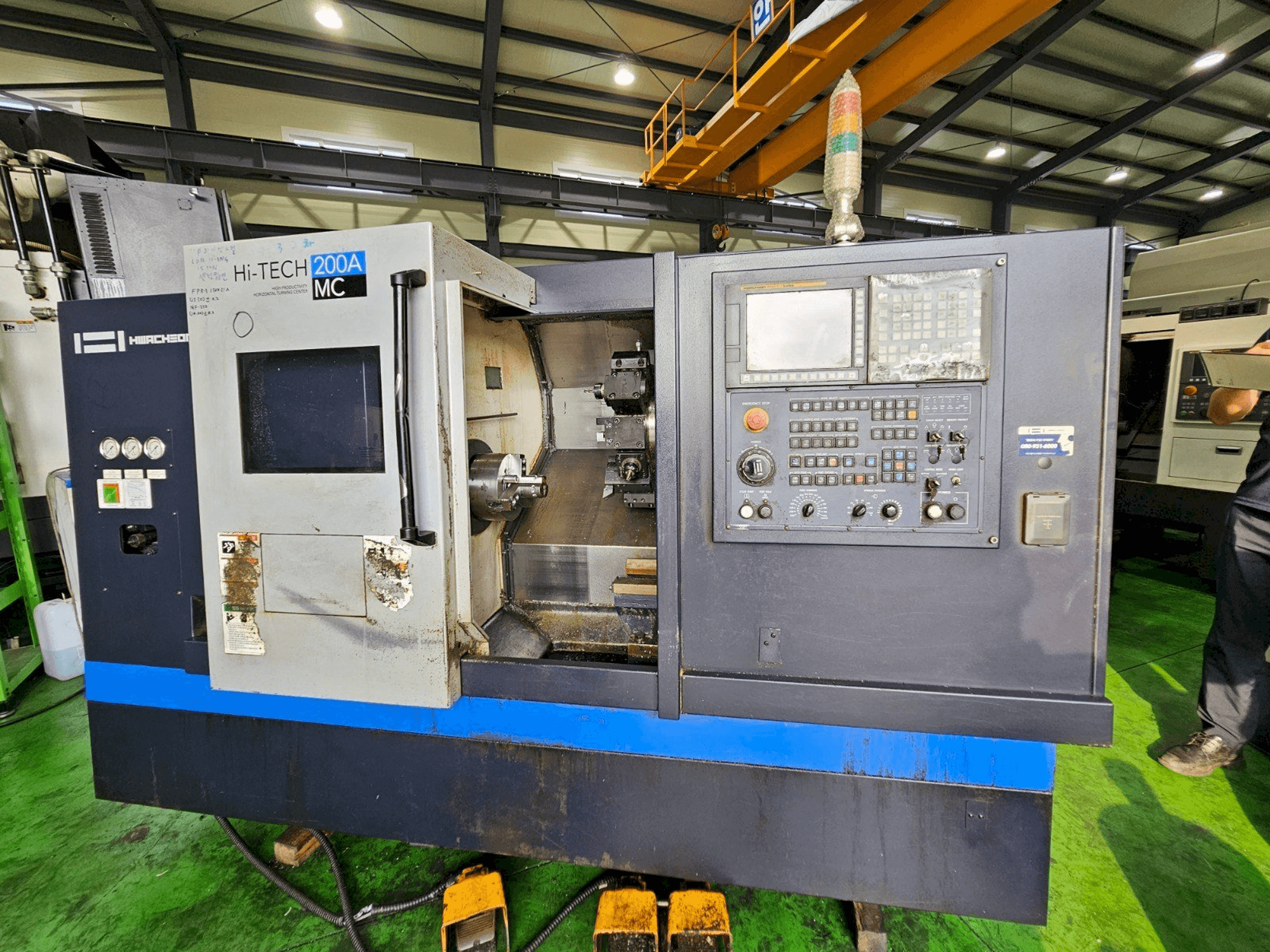 Frontansicht der HWACHEON Hi-Tech 200A MC Maschine